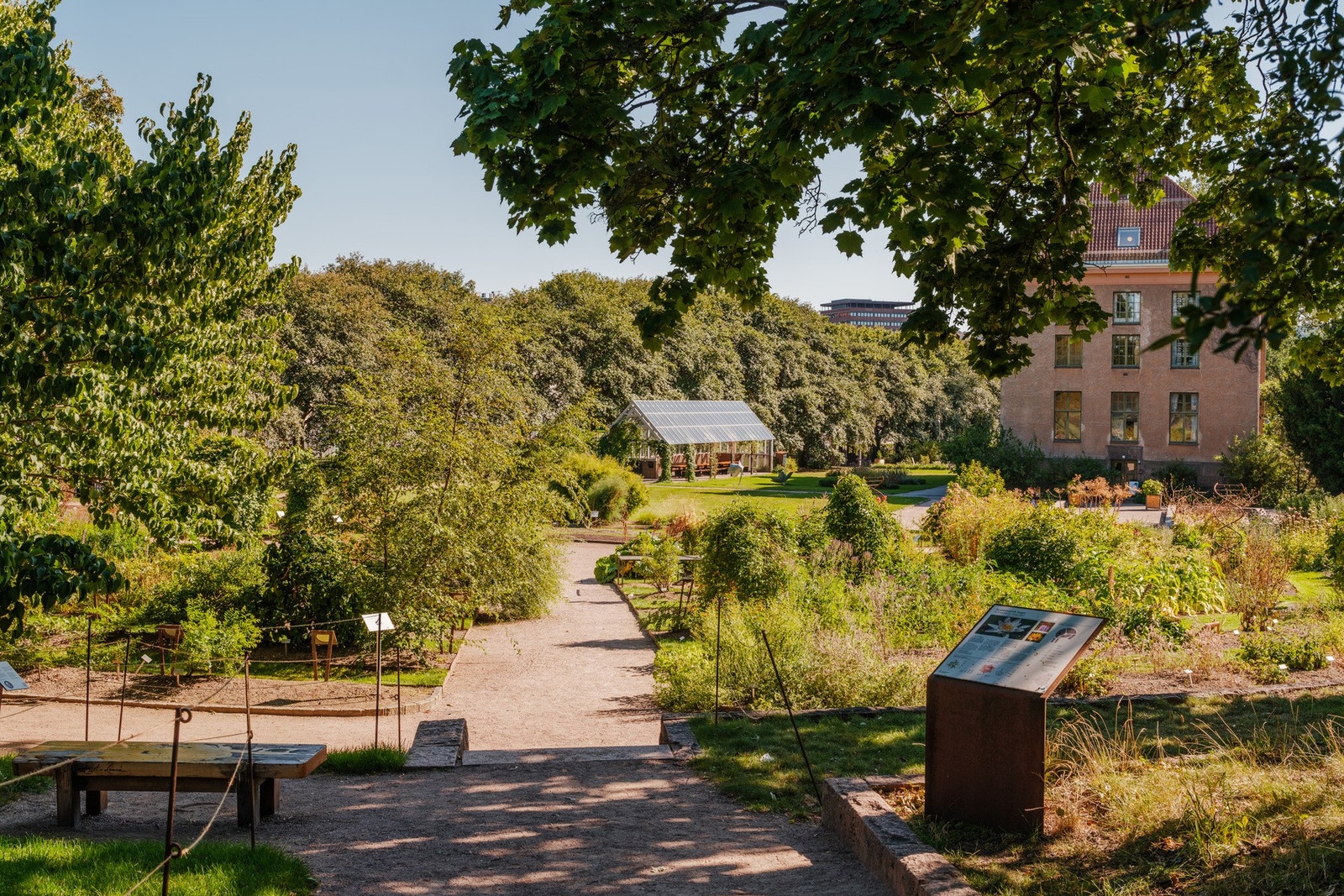Tøyen botaniske i kort gåavstand. Det er videre kort avstand til Tøyen, Grünerløkka og Ensjø Galleribilde