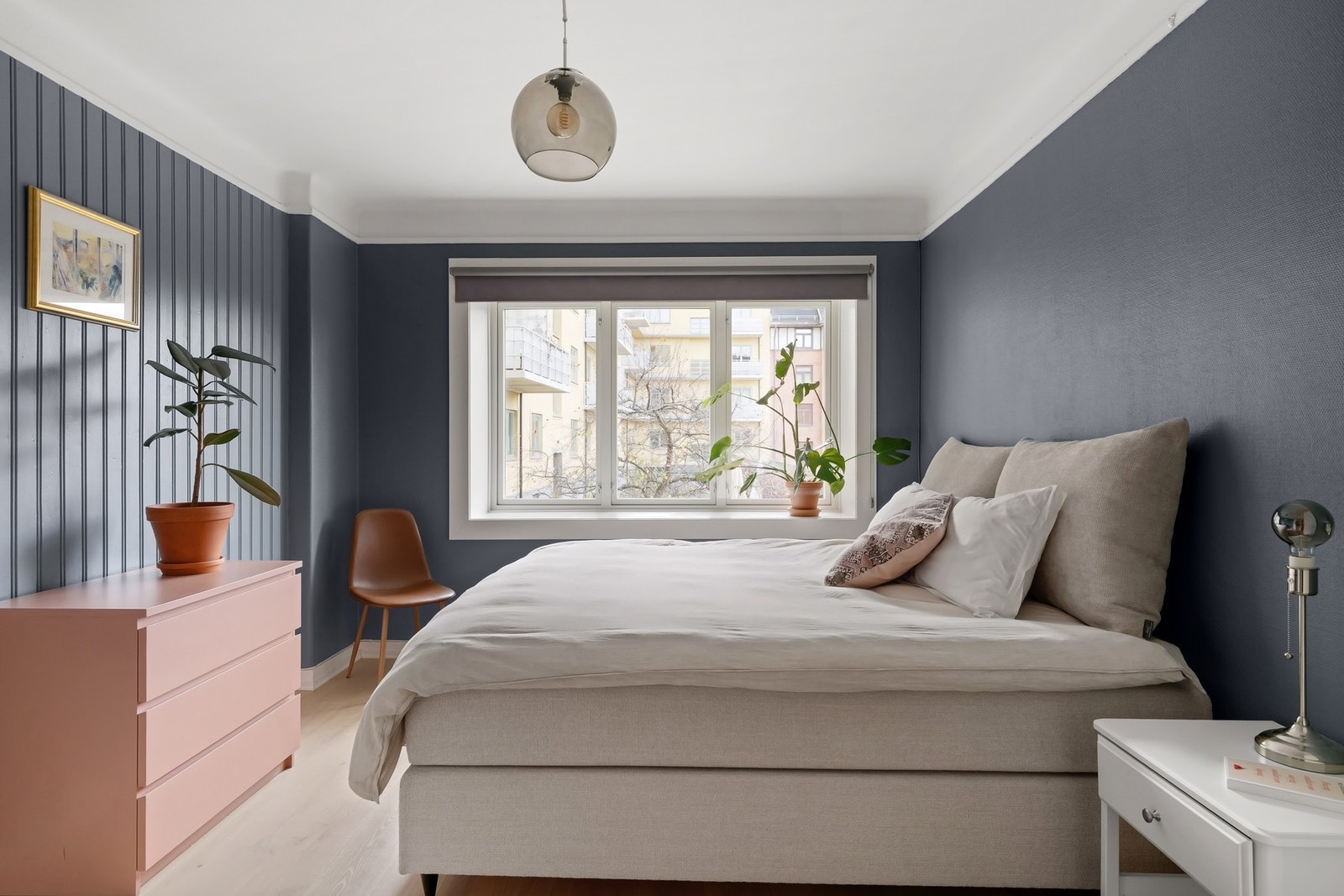 Vinduet vender mot den skjermede og meget trivelige bakgården Galleribilde