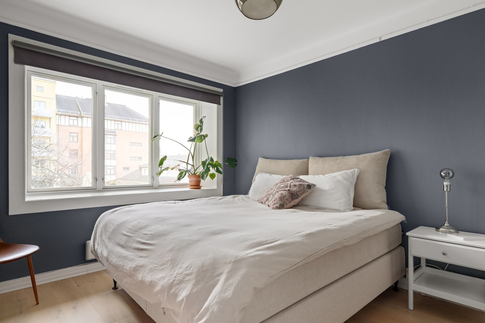 Det er god plass til stor dobbeltseng og tilhørende nattbord samt godt plass til oppbevaring i to garderobeskap Galleribilde