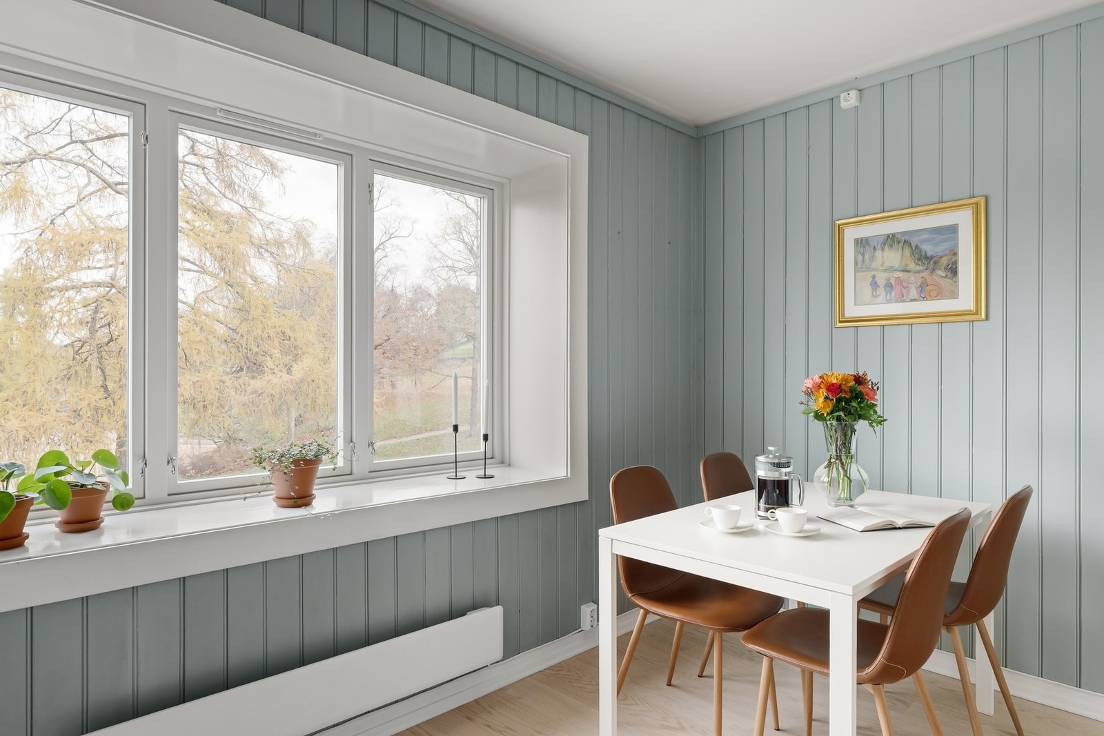 På kjøkkenet er det god plass til stor spisebordsgruppe hvor venner og familie kan samles til hyggelige sammenkomster Galleribilde