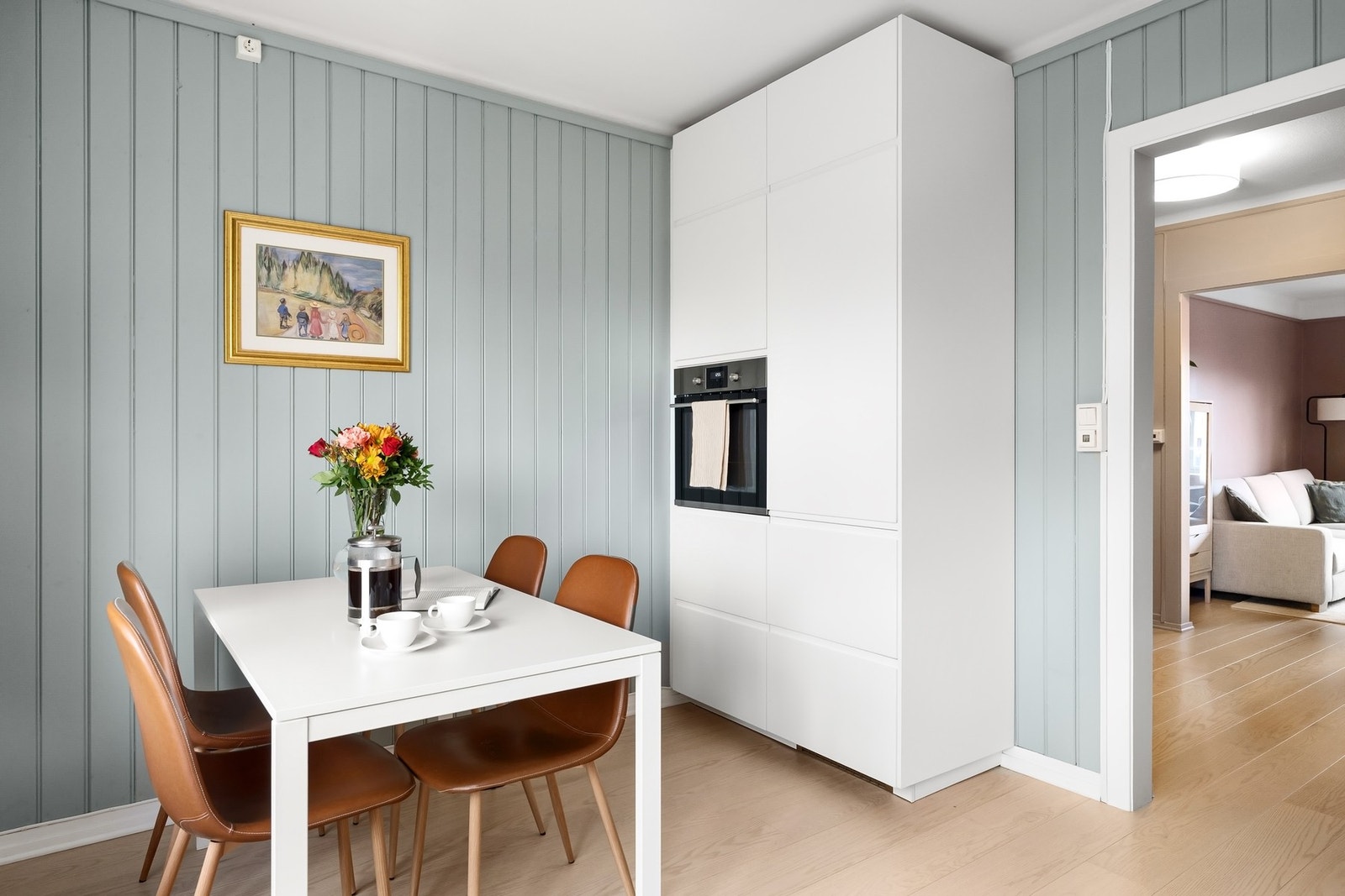 Den takhøye innredningen gir kjøkkenet god skap- og benkeplass Galleribilde