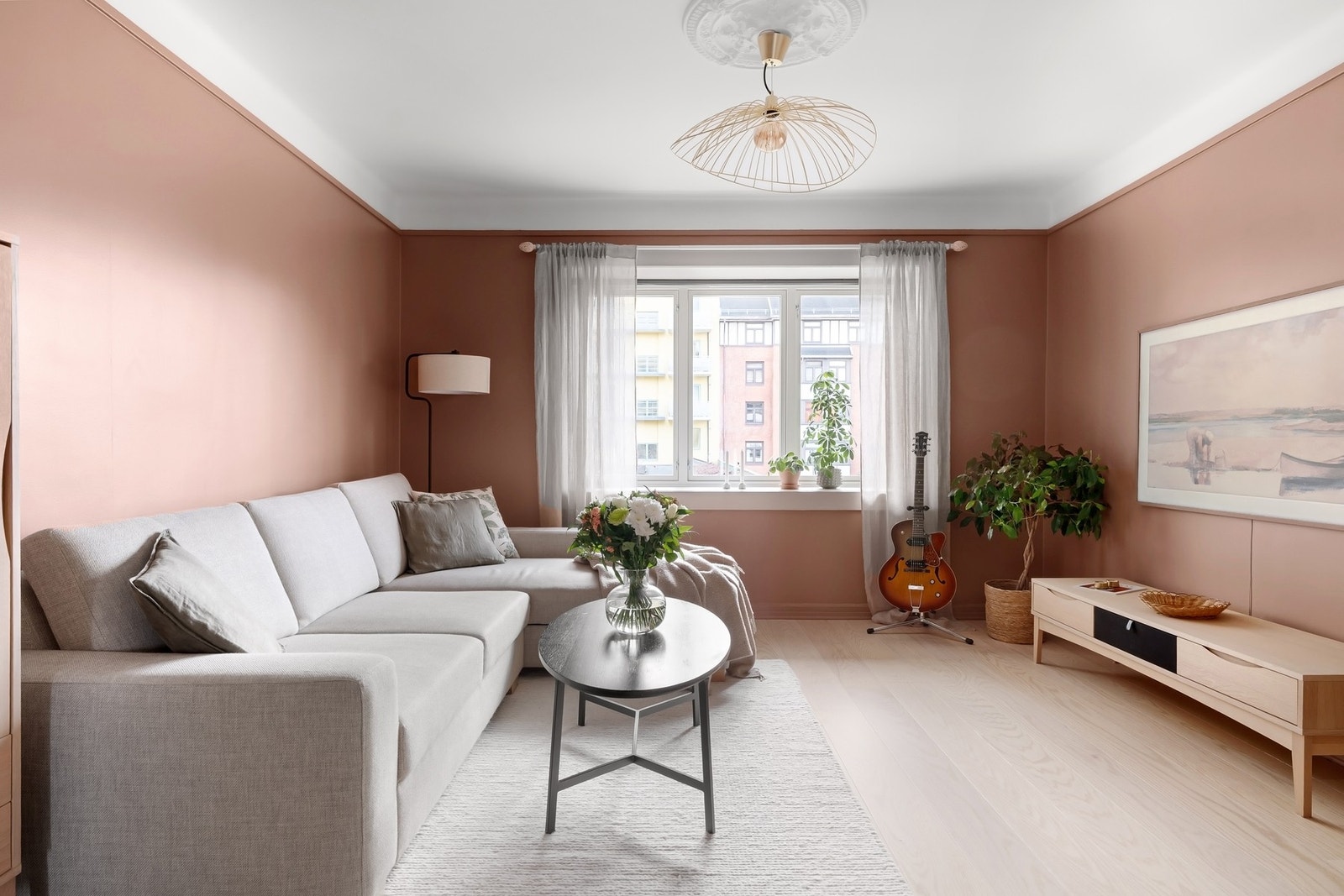 Stuen er lun og innbydende med god plass til sofagruppe og tilhørende mediemøblement Galleribilde