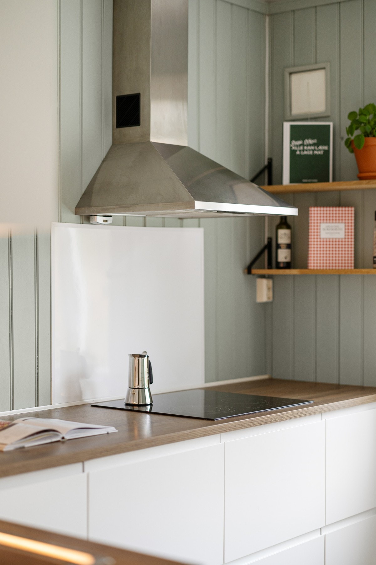 Fritthengende ventilatorhette og veggmonterte plater i sprutsone. Komfyrvakt er montert Galleribilde