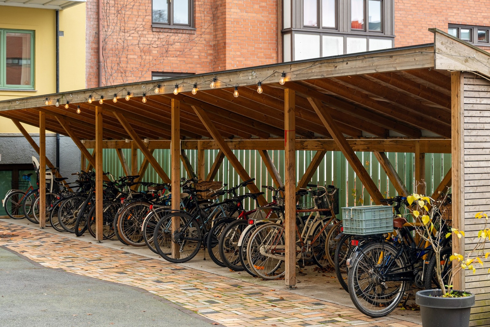 Borettslaget har godt med sykkelparkering i bakgården Galleribilde