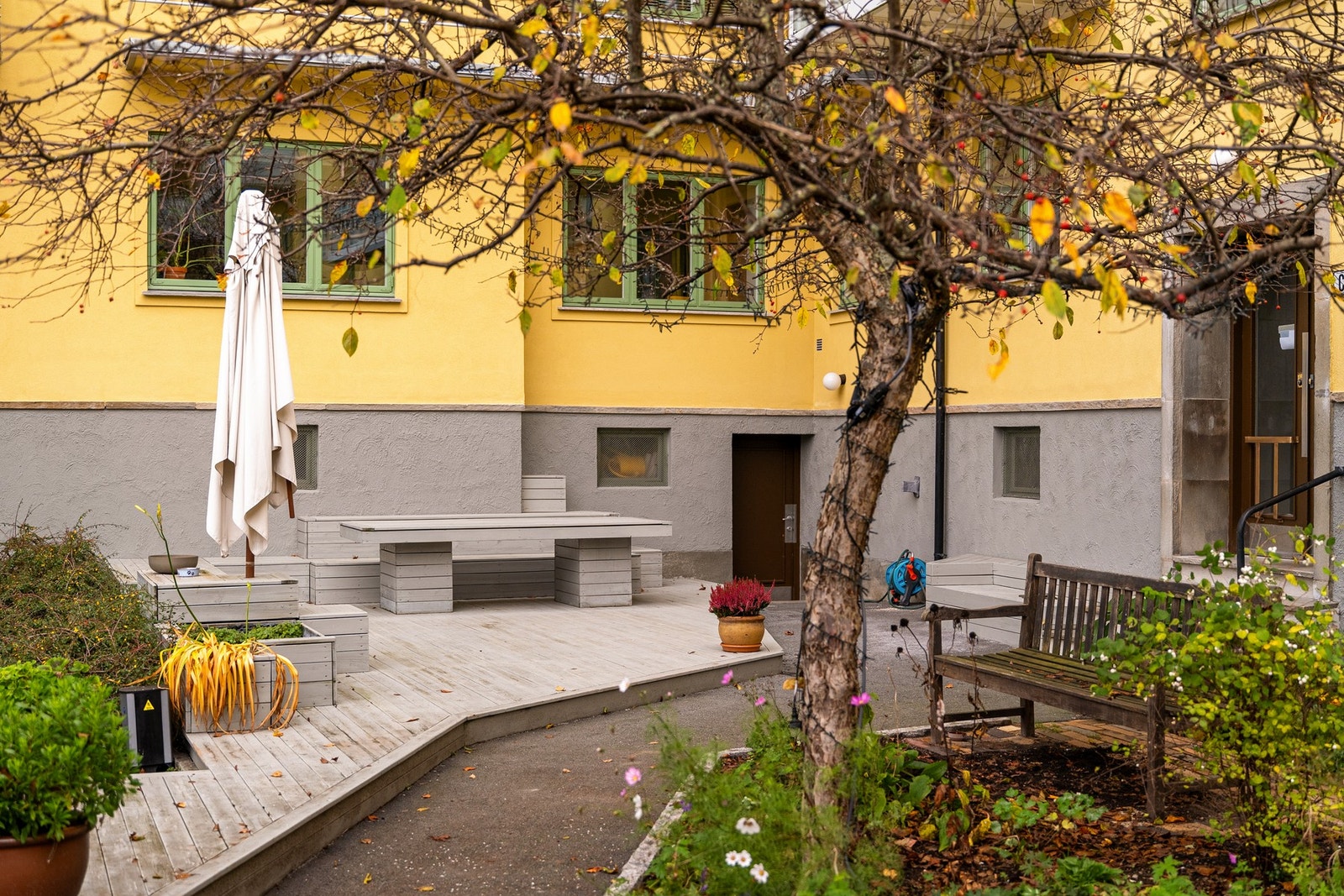 Borettslaget har svært pent opparbeidet bakgård Galleribilde