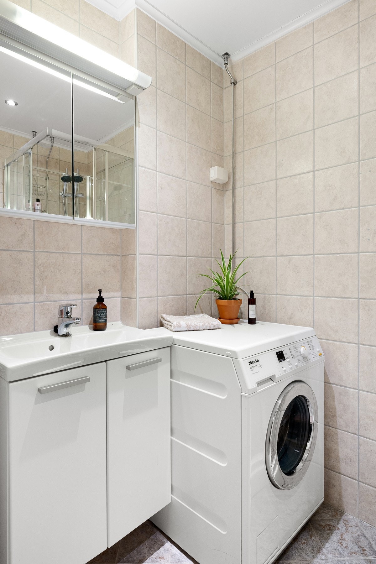 Badet ble renovert i 2005 i regi av borettslaget, og oppgradert i 2020 med et nytt dusjkabinett Galleribilde