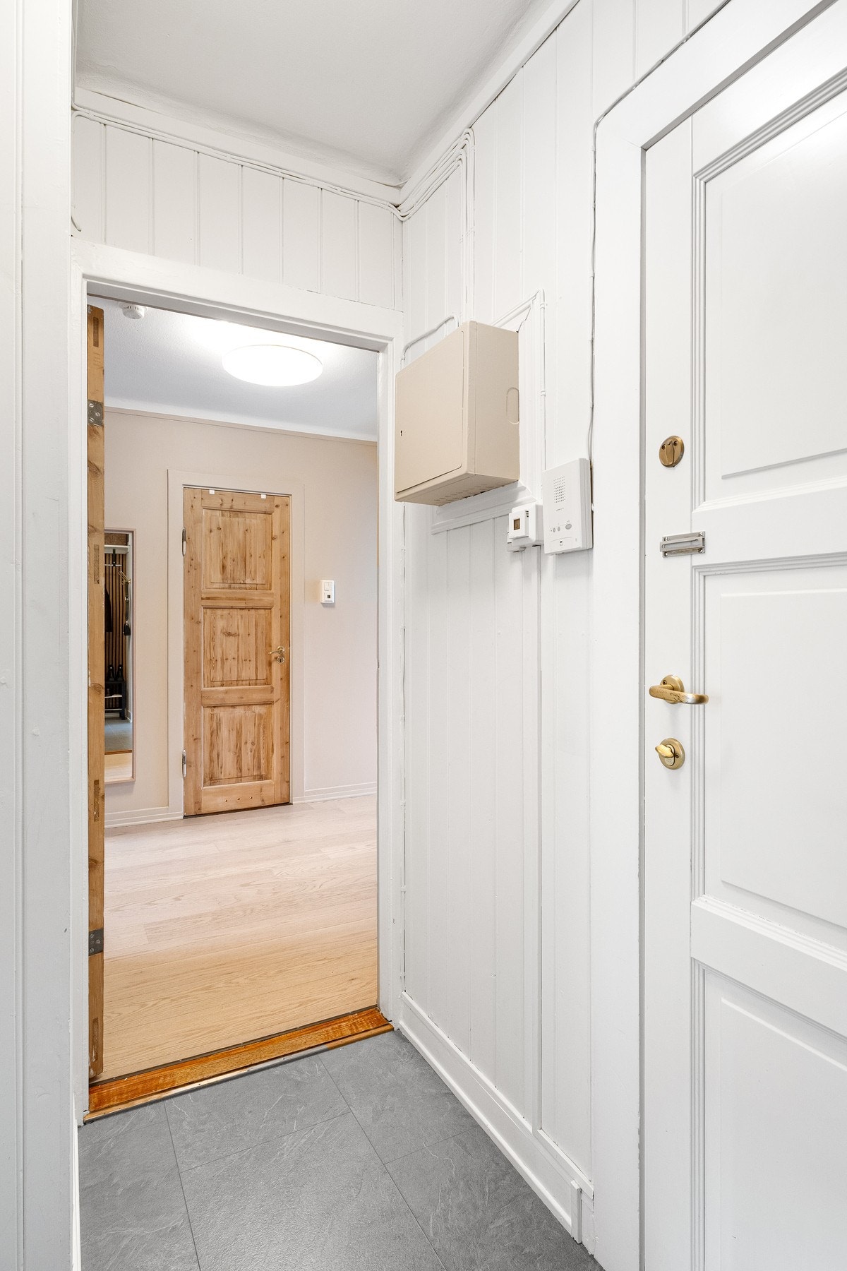 Brann- og lydklassifisert entrédør med sikkerhetslås Galleribilde