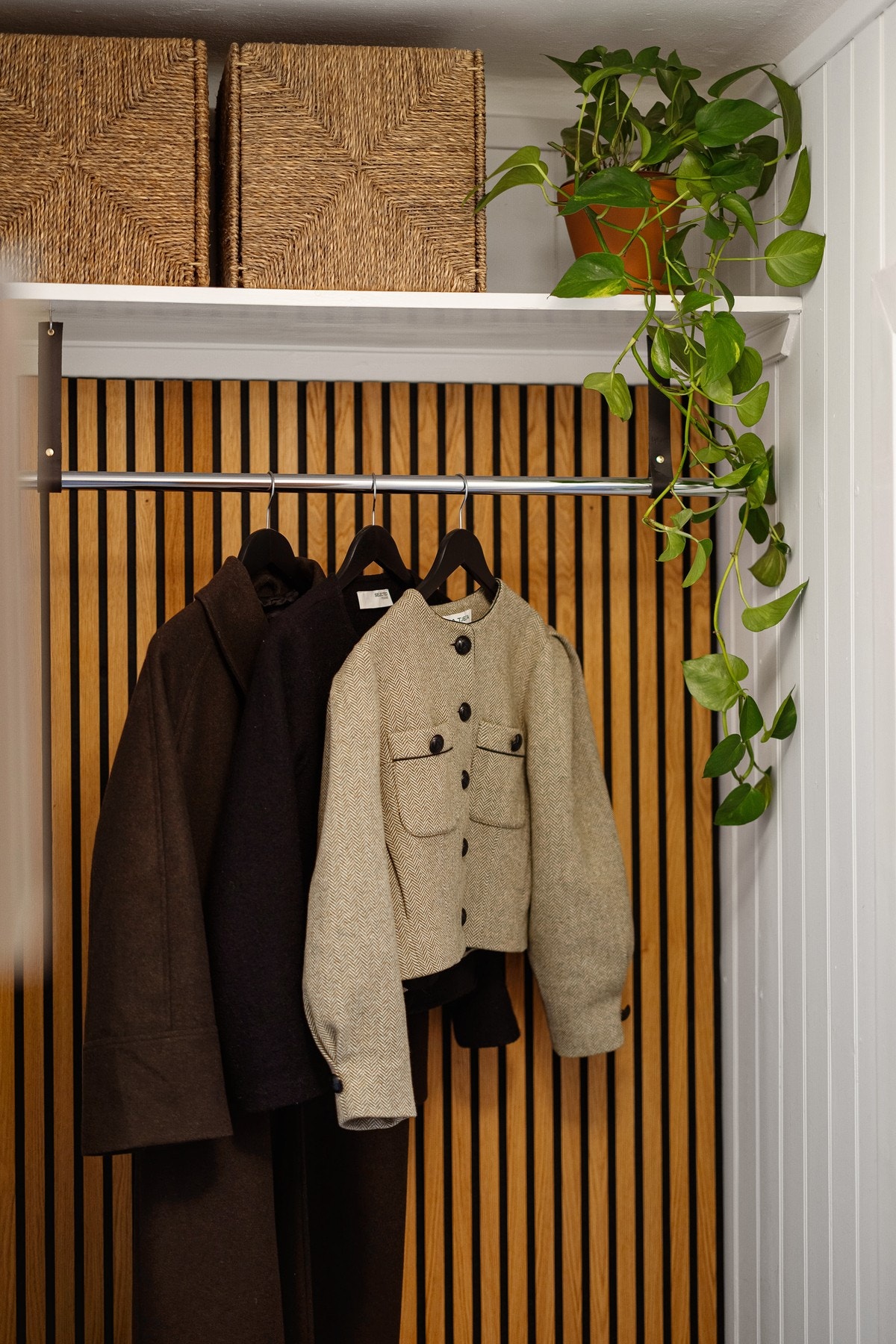 Smart oppheng av yttertøy i lekker nisje Galleribilde