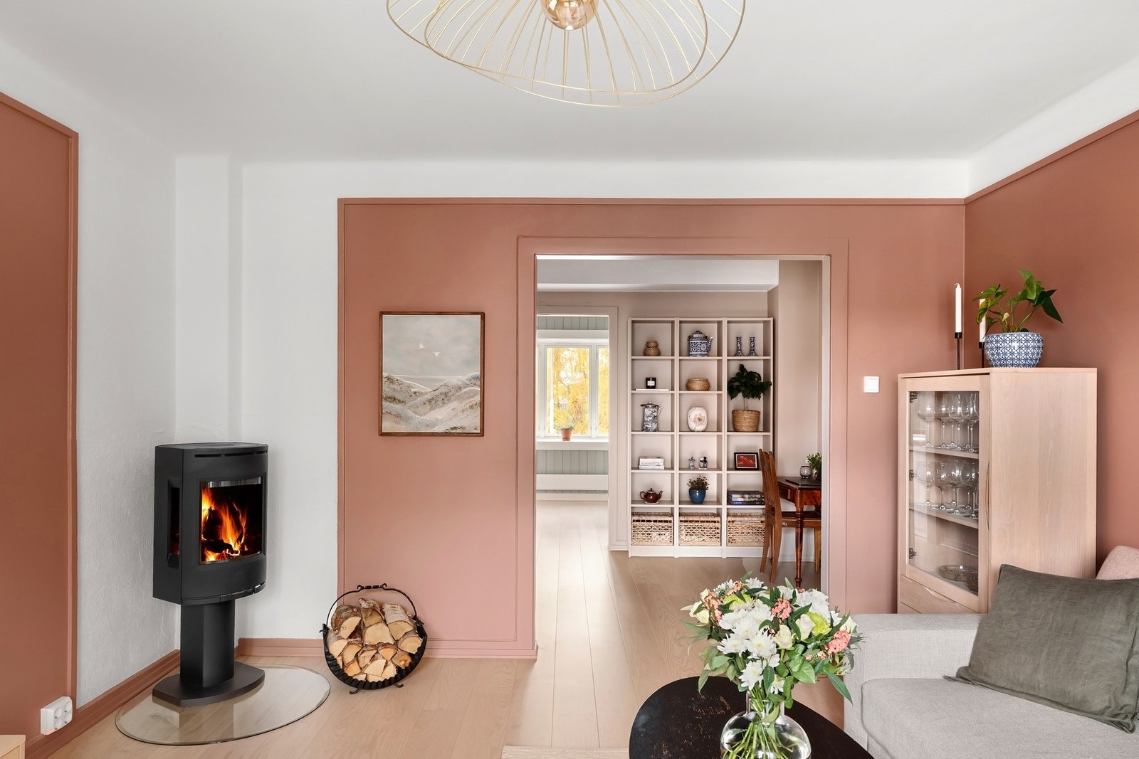 Boligen har en gjennomgående planløsning som sørger for masse lysgjennomstrømming Galleribilde