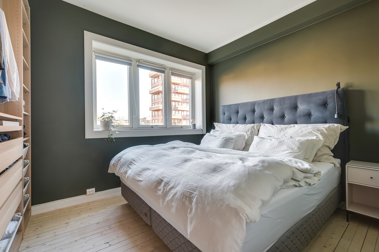 Store vindusflater gir rikelig med naturlig lysinnslipp. Galleribilde