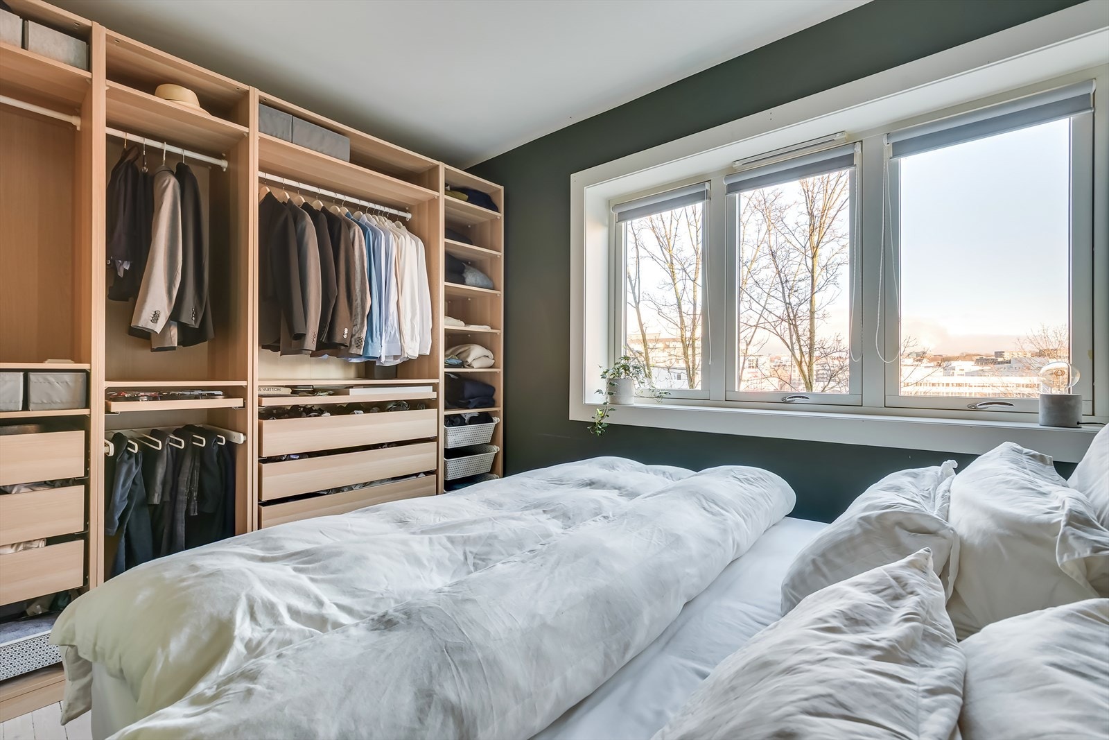 På ene veggen finner du en flott garderobeløsning som gir rikelig med lagringsplass. Galleribilde