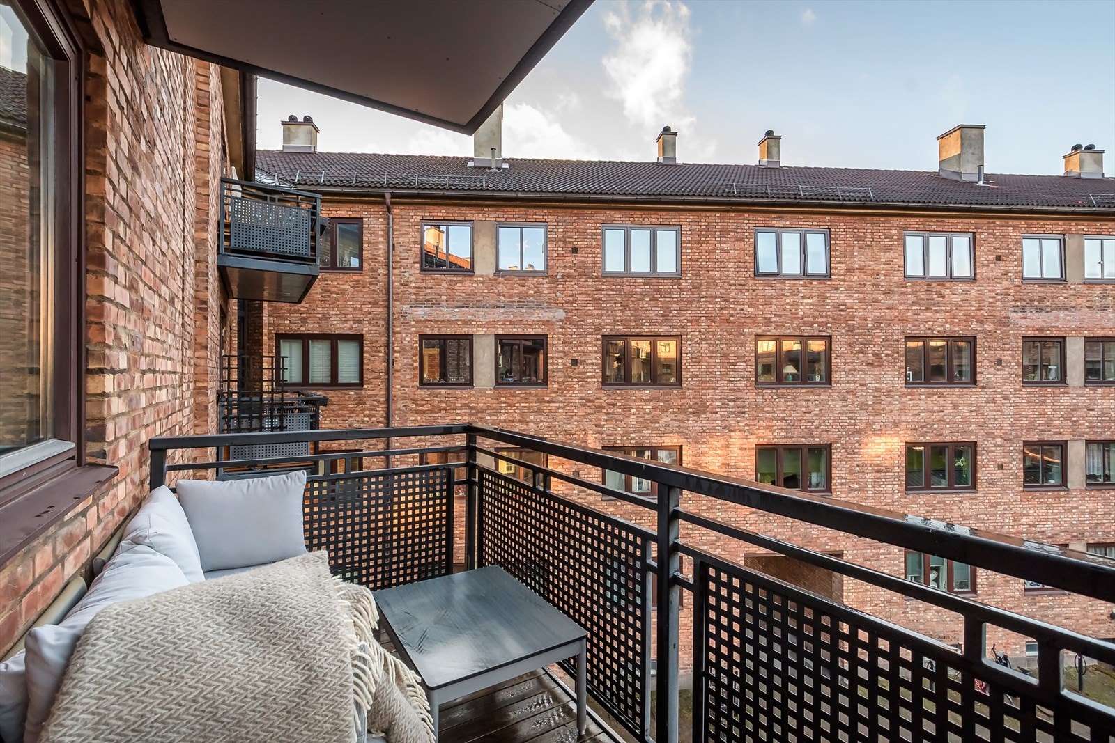 Her bor du vendt mot rolig bakgård og flotte grøntområder. Om sommeren kan du åpne balkongdøra og høre fuglene kvitre. Galleribilde