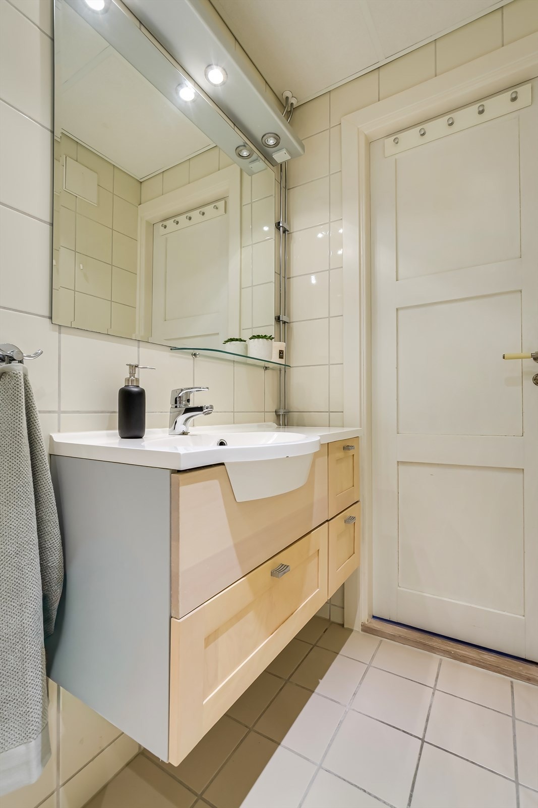 Badet er innredet med servantskap, toalett og dusjhjørne. Galleribilde