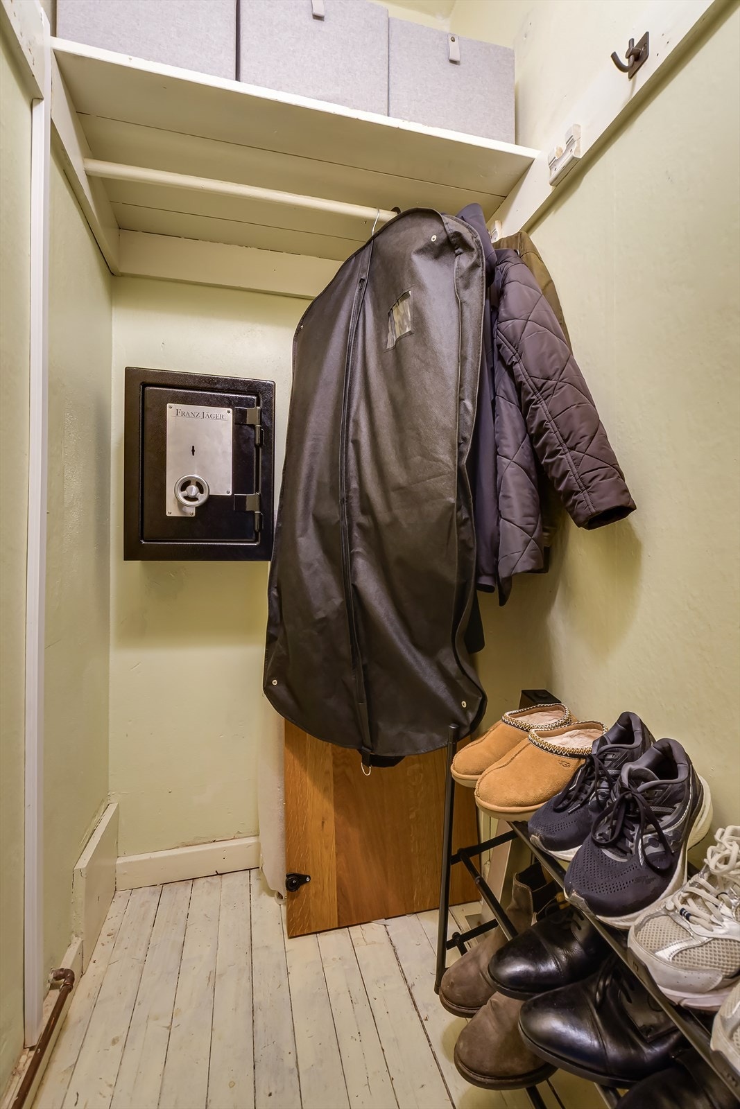 Leiligheten har en innvendig bod som gir godt med ekstra oppbevaringsplass. Galleribilde