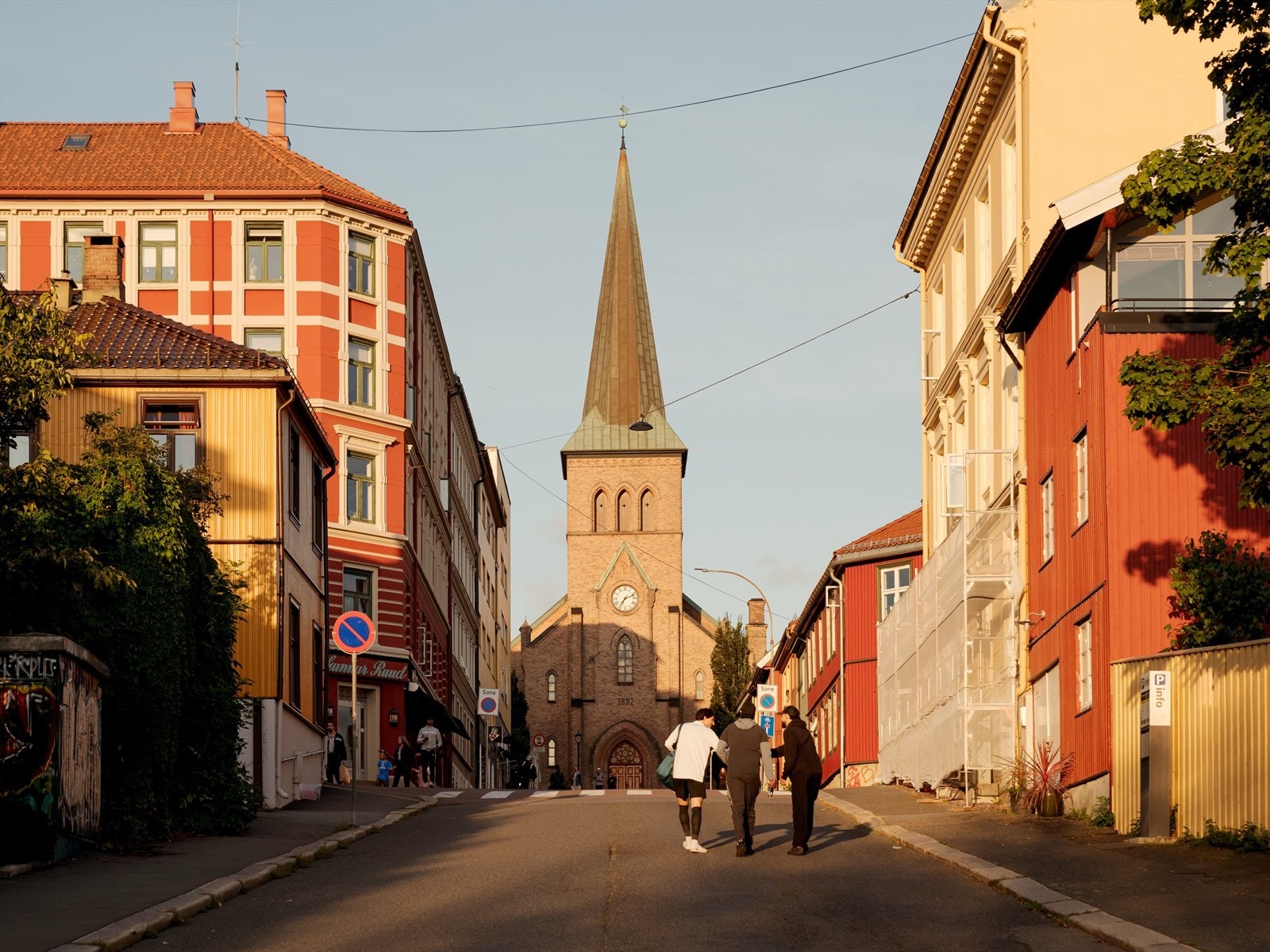 Nydelige Kampen kirke på Thorbjørn Egners plass. Galleribilde
