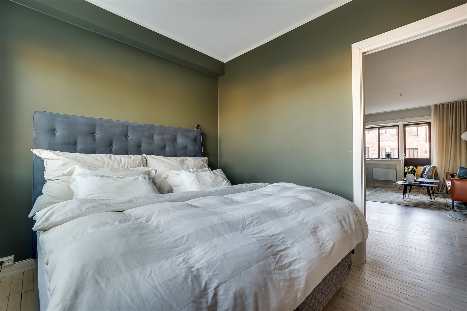 Soverommet er romslig, med god plass til dobbeltseng og nattbord. Galleribilde