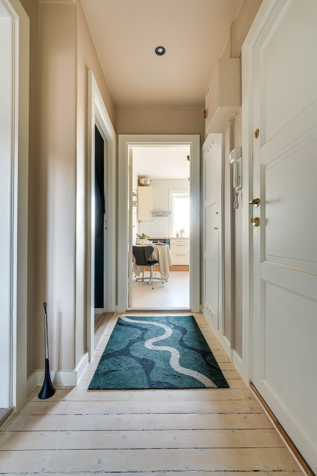 En hyggelig gang fører deg mellom rommene. Galleribilde