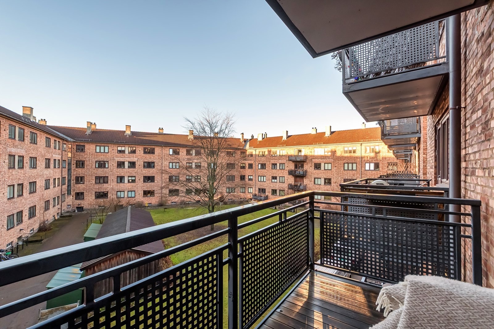 En nydelig 2-roms beliggende på idylliske Kampen med hyggelig balkong og frodig utsikt. Galleribilde