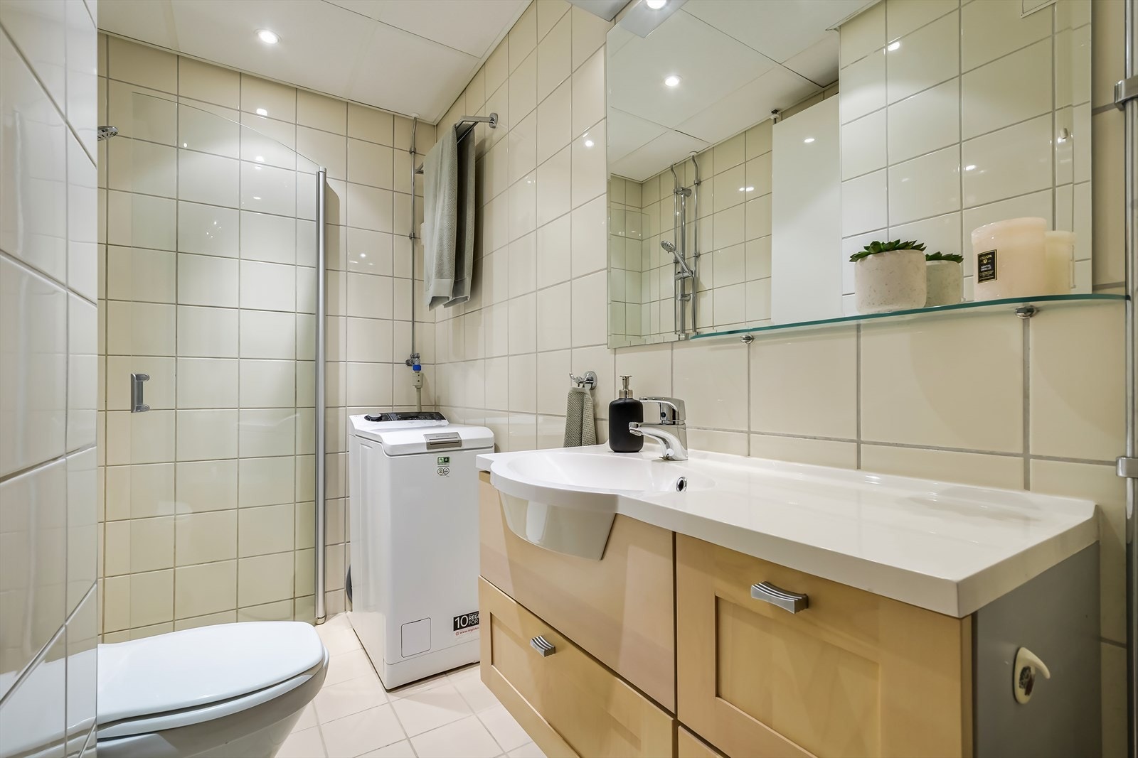 Det arealsmarte badet er lyst flislagt. Galleribilde