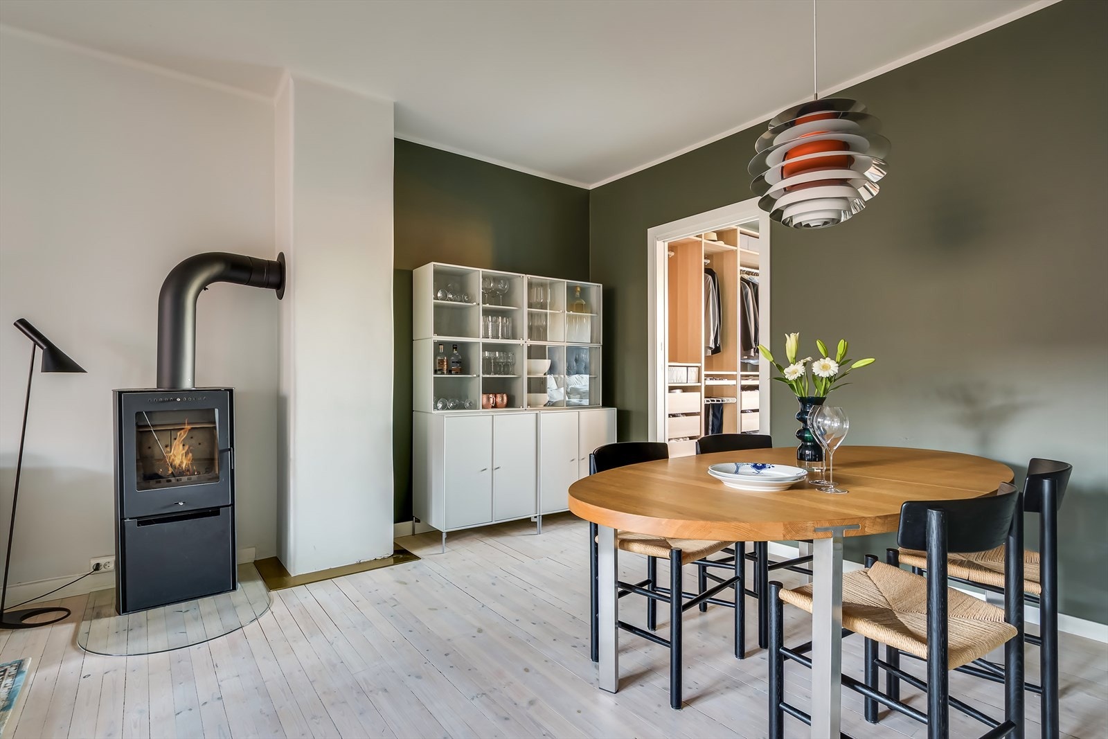 Et av leilighetens soverom har adkomst fra stue. Galleribilde