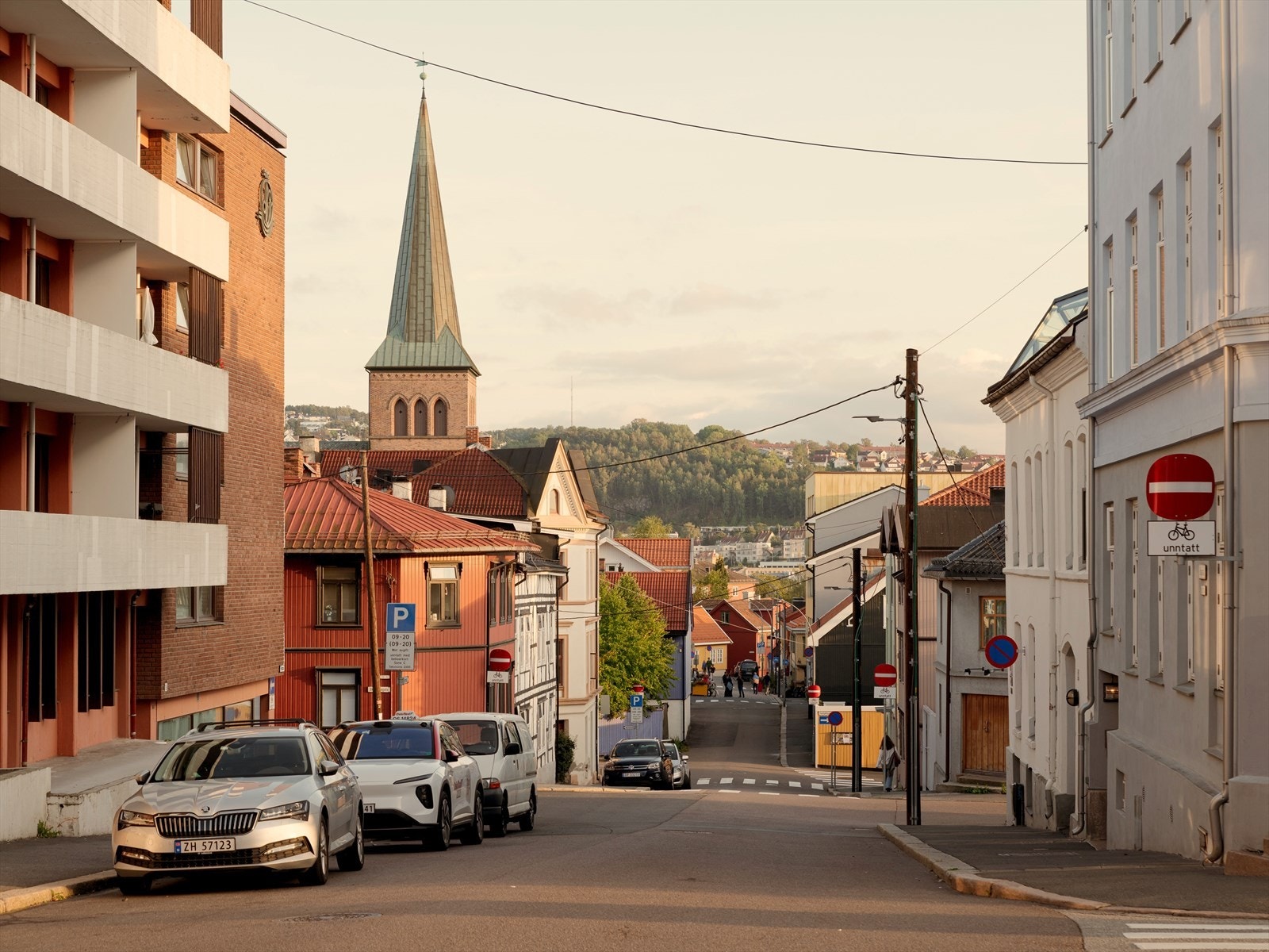 Kampen ligger høyt og fritt, og er kjent for sitt særegne, trivelige og idylliske bomiljø. En unik blanding av sjarmerende trehusbebyggelse og flotte teglsteinsgårder med store, grønne lunger. Galleribilde