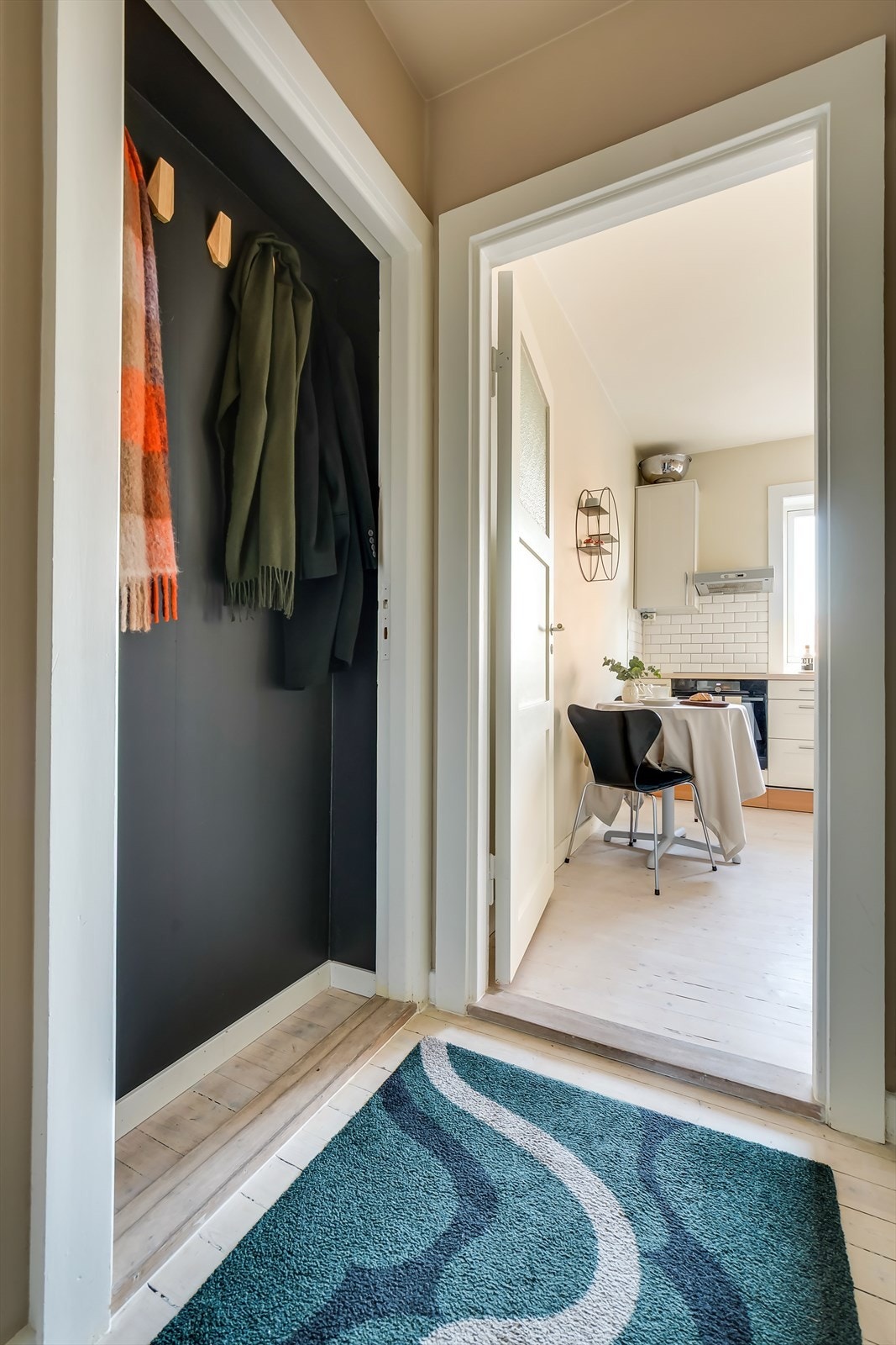 Du finner også oppheng for yttertøyet i egen nisje. Galleribilde