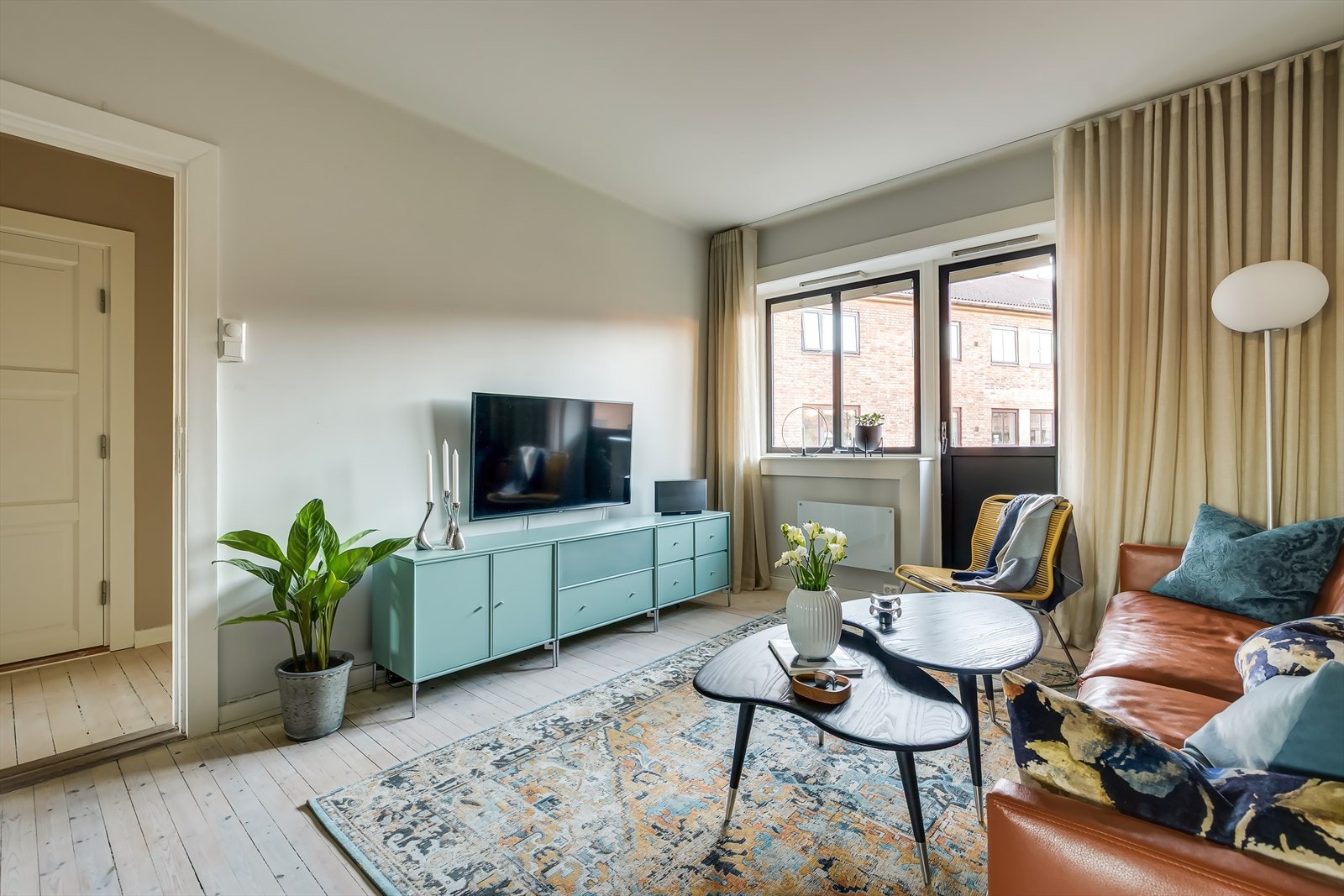 At leiligheten er gjennomgående gir gode innvendige lysforhold. Her har du store vindusflater som gir rikelig med naturlig lys. Galleribilde