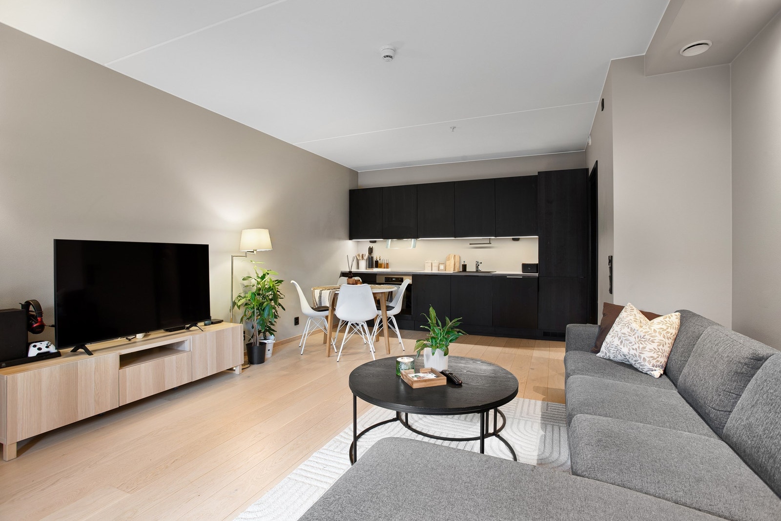 Stue og kjøkken med åpen løsning Galleribilde