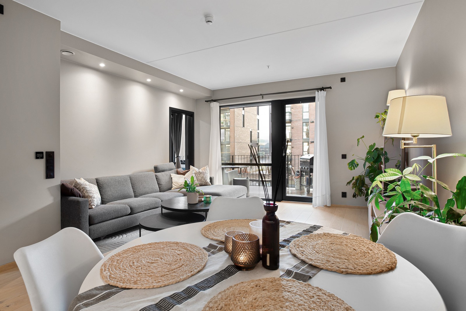 Utgang fra stuen til uteplass på balkong. Foto: Emotional Landscape Production Ole Thoresen. Galleribilde