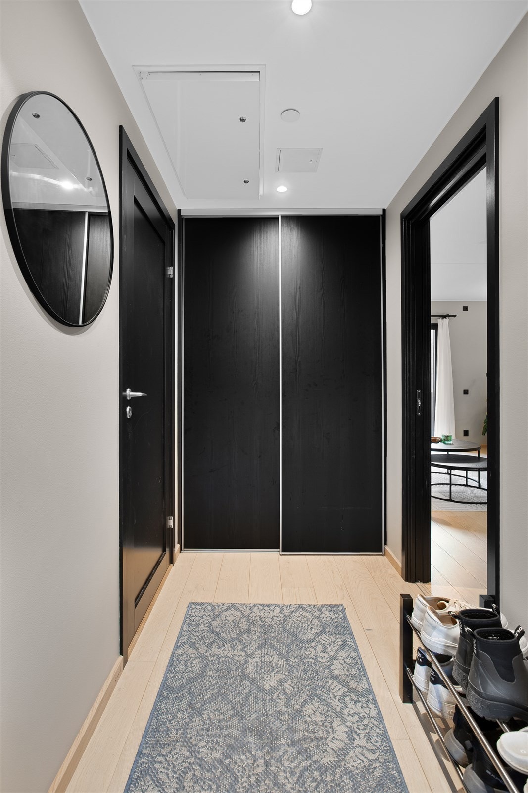 Entré med callinganlegg og skyvedørsgarderobe Galleribilde