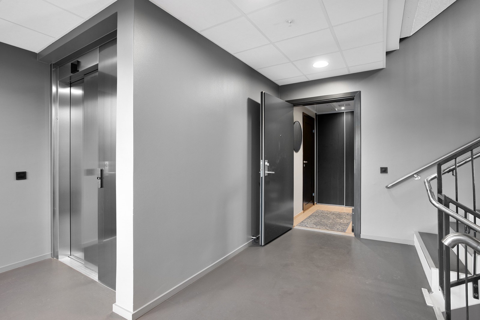 Leiligheten ligger i byggets 2. etasje med adkomst via heis Galleribilde