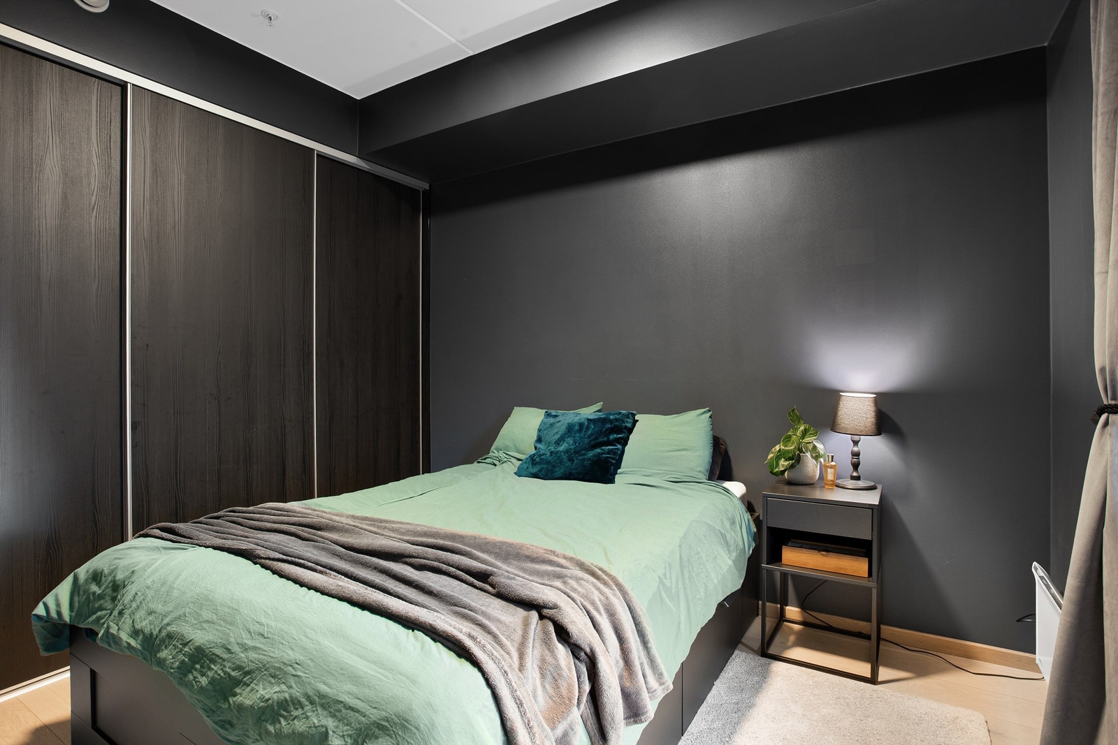 Soverom med skyvedørsgarderobe Galleribilde