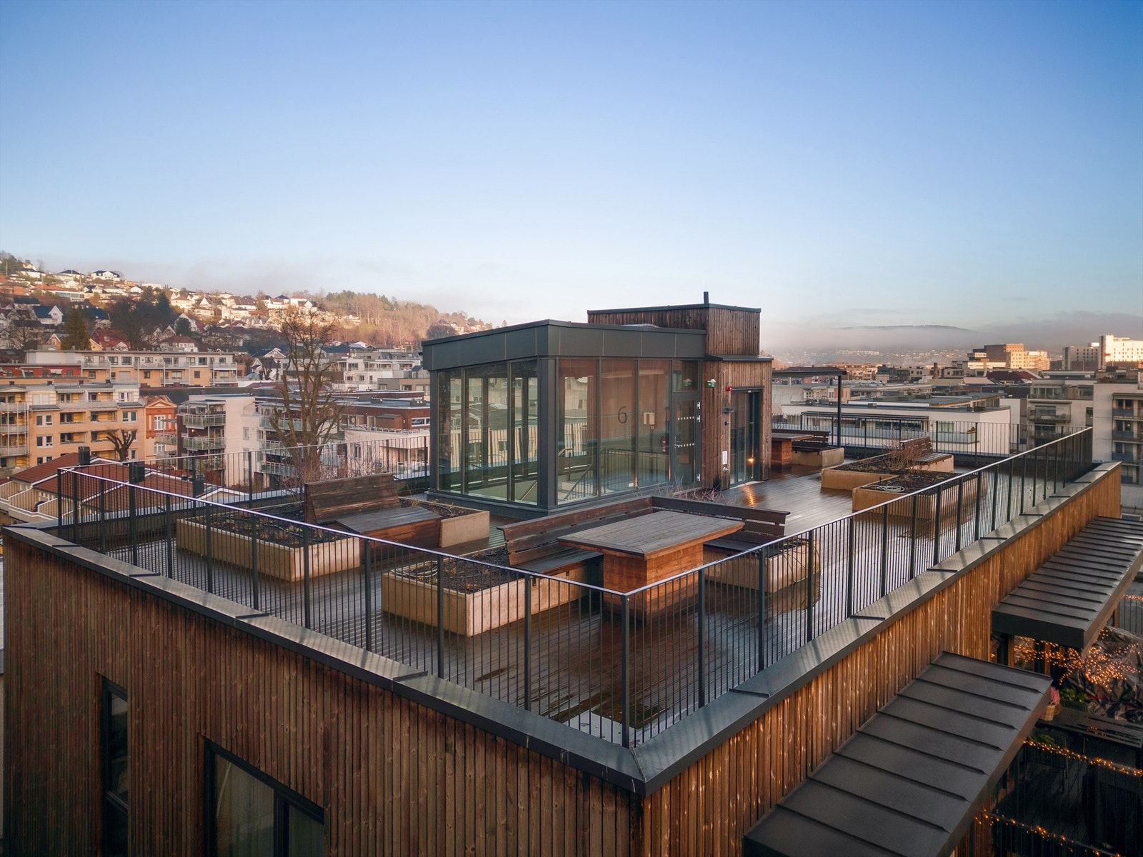 Leiligheten har tilgang til flere takterrasser som er til felles bruk for seksjonseierne Galleribilde