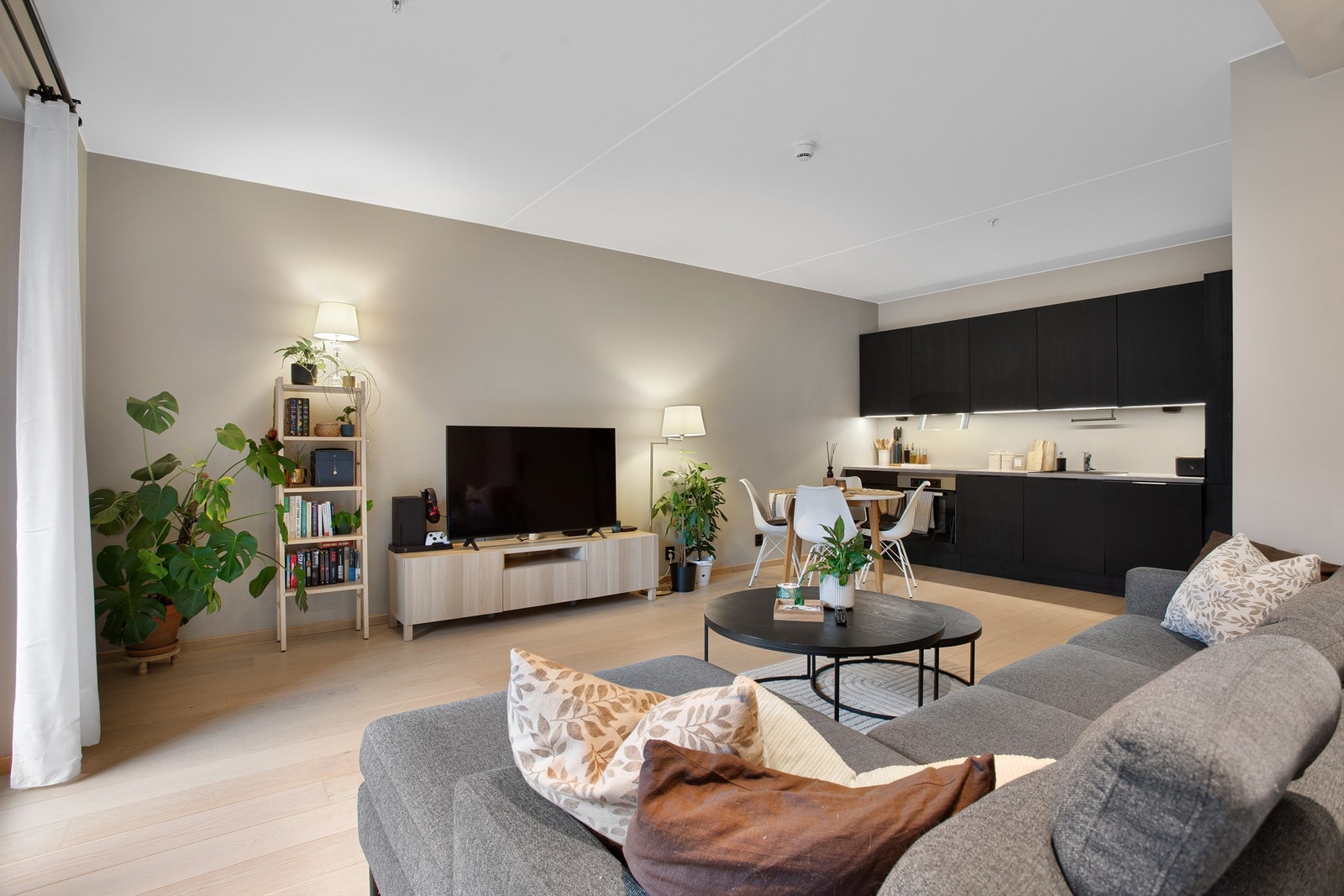 Plass til kjøkkenbord og sofa. Galleribilde