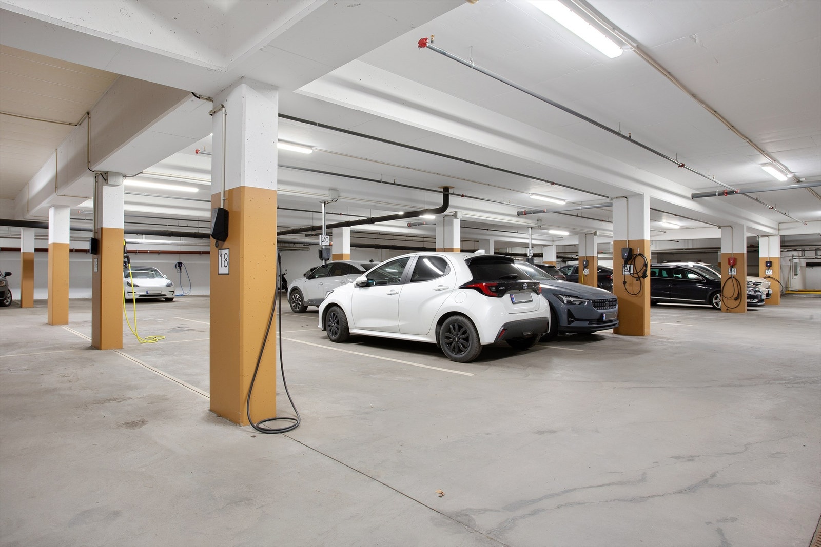 Parkeringskjeller - Pr i dag leier eier en plass. Ny eier må ta kontakt, etter kjøp av leiligheten, for evt avtale om videre leie dersom det er ønskelig med parkering. Galleribilde