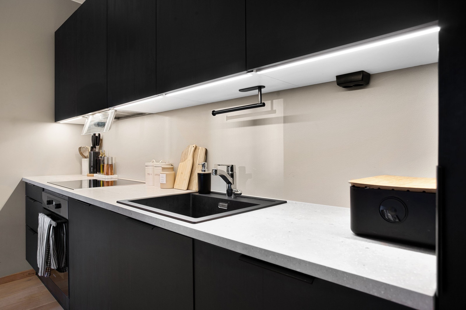 Benkeskapsbelysning over kjøkkenbenk Galleribilde