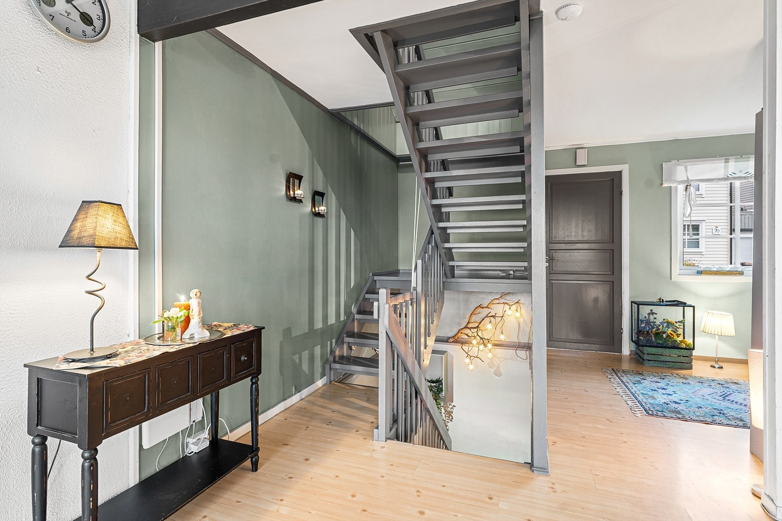 Trapp er malt i en lekker gråfarge Galleribilde