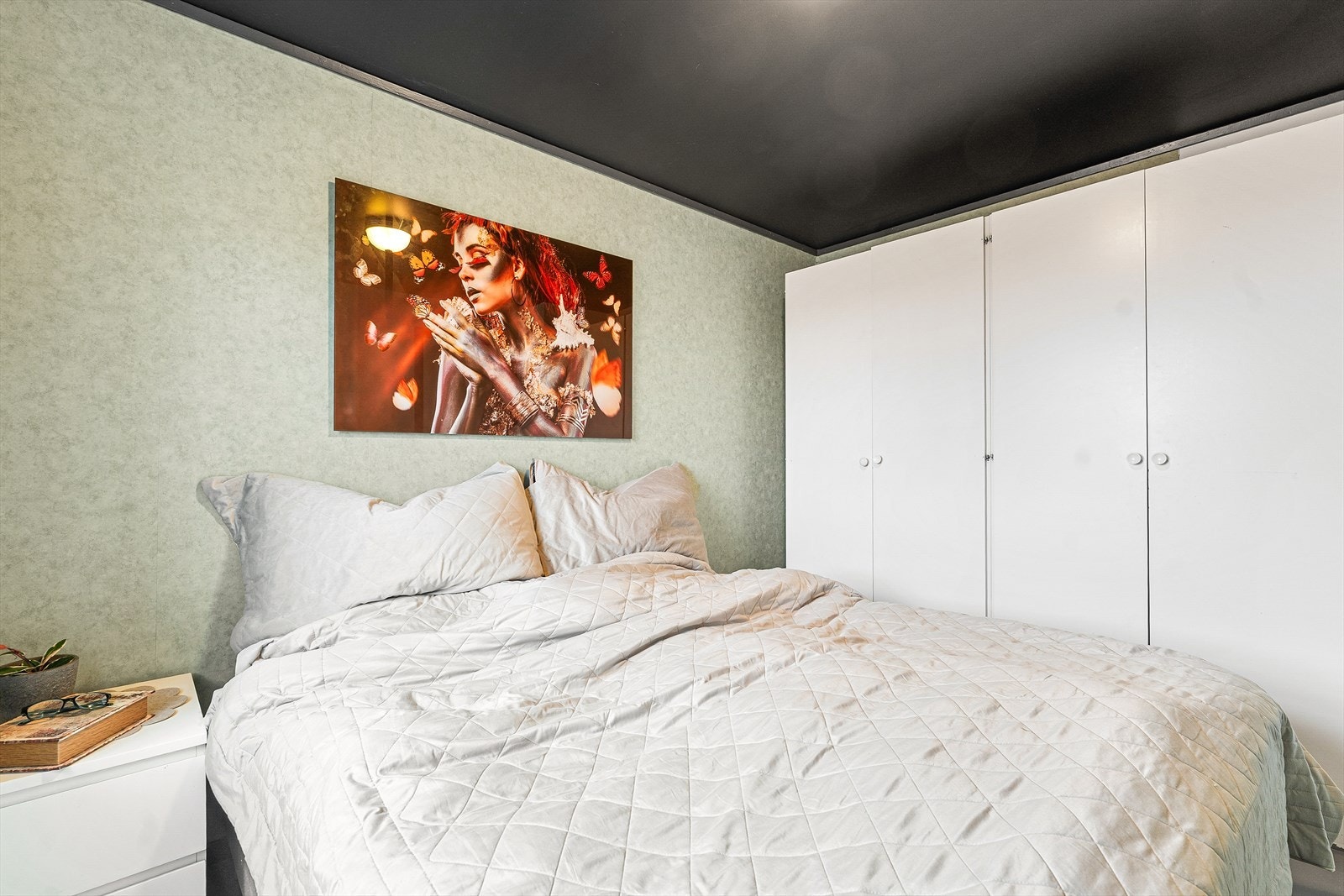 Garderobeskap montert i soverom Galleribilde