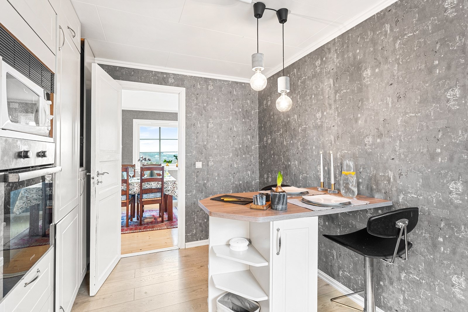 Det er i tillegg liten spiseplass på kjøkken Galleribilde