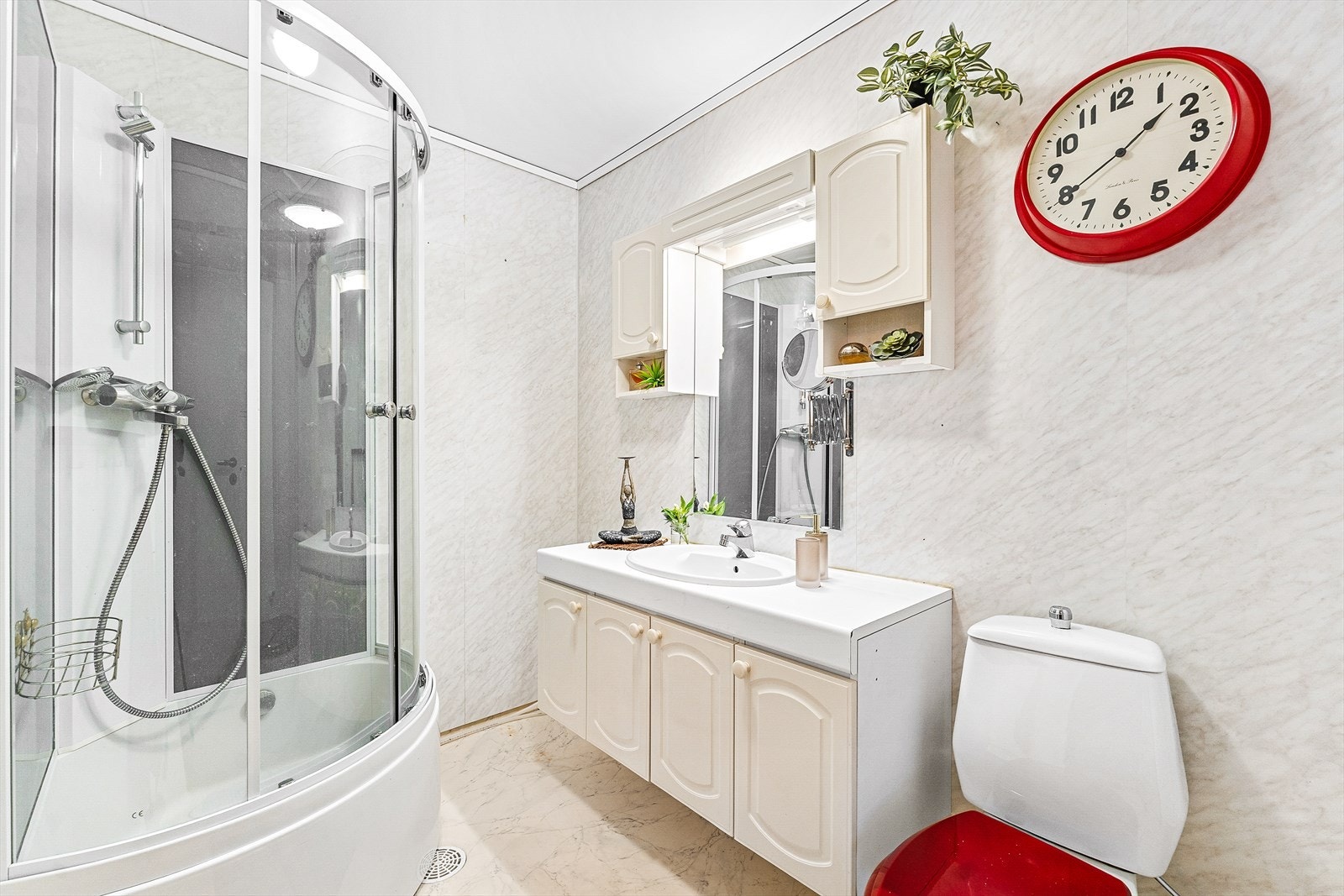 Bad med dusjkabinett Galleribilde