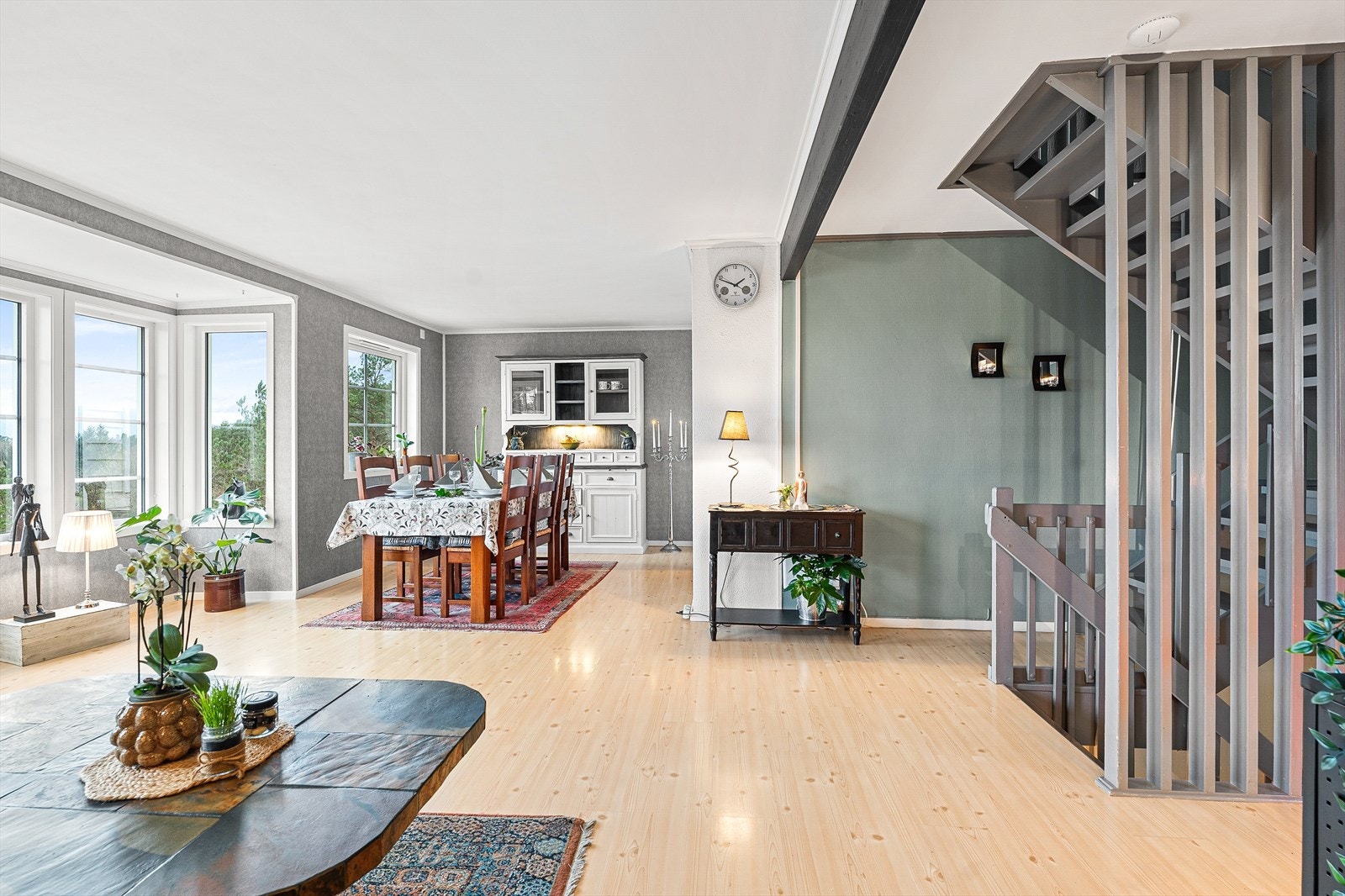 God plass til stort spisebord ved kjøkken Galleribilde