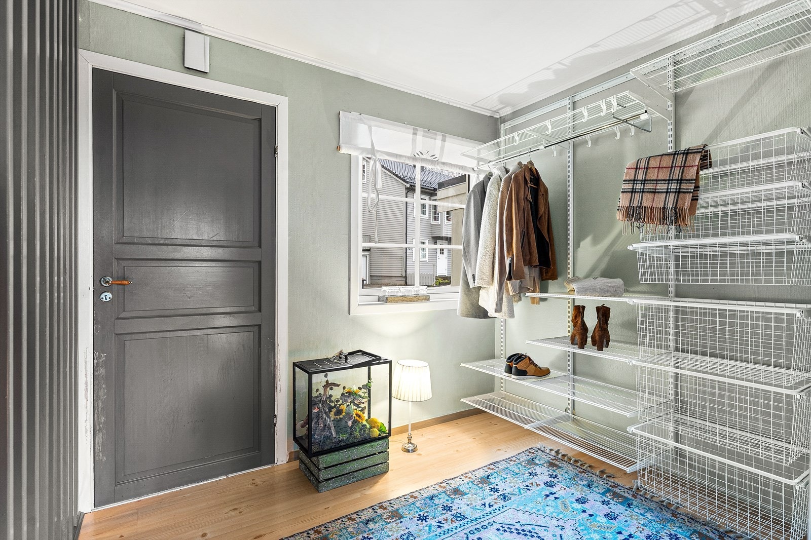 Garderobeløsning installert i mellomgang Galleribilde