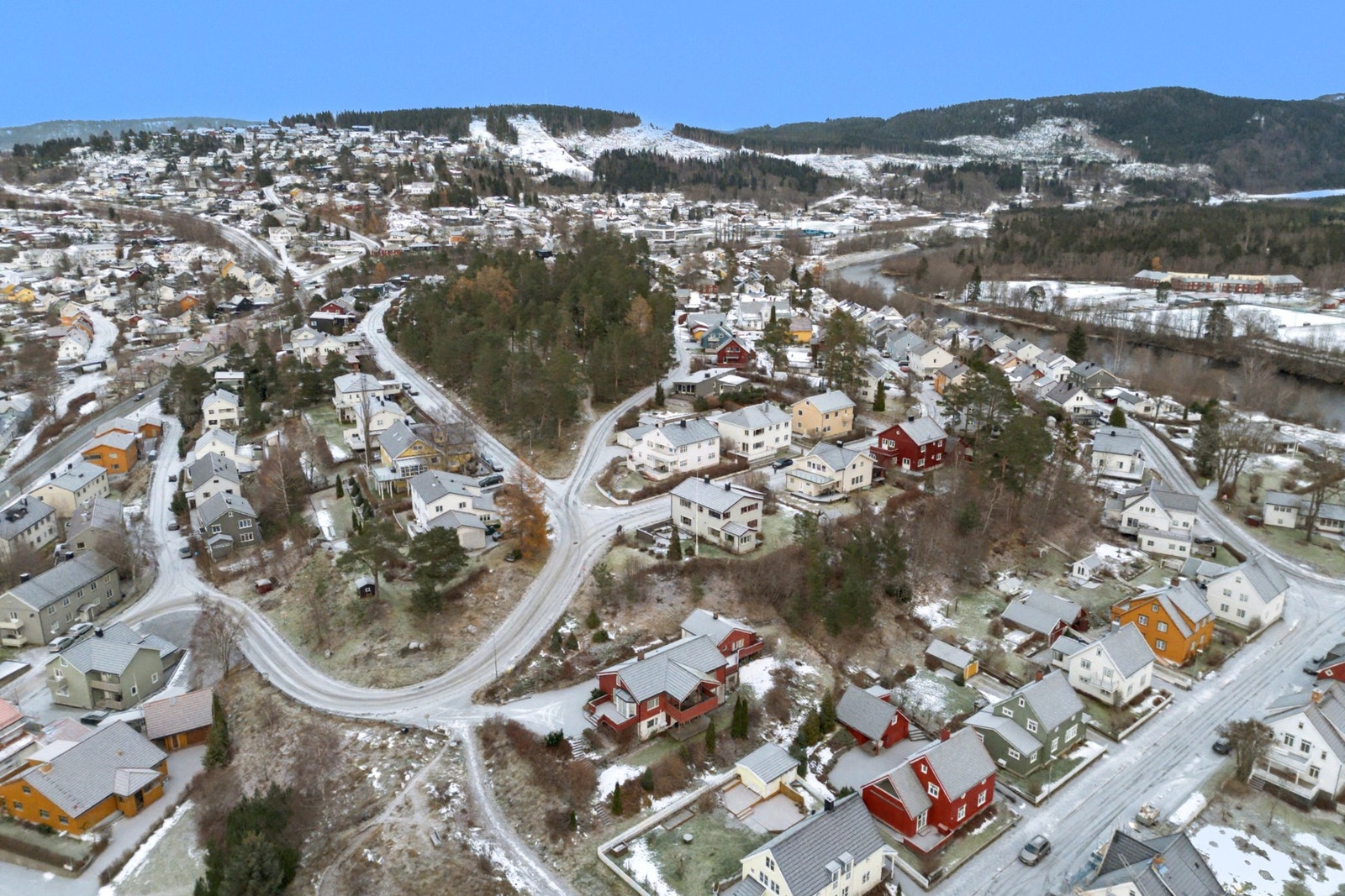 Umiddelbar nærhet til turmuligheter langs elvepromenaden, som tar deg videre til Bogen og Søndre Egge og/eller Byafjellet. Galleribilde
