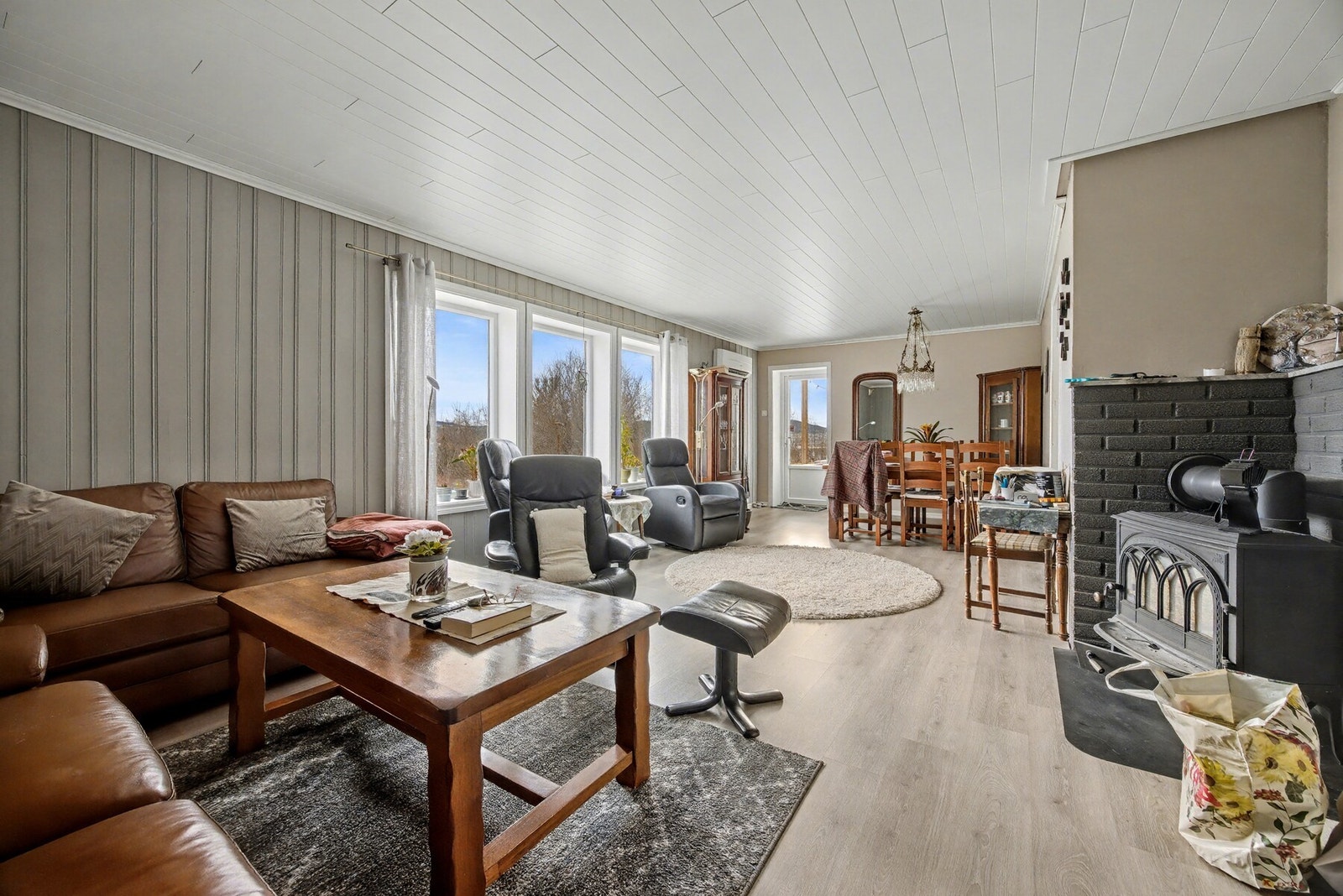 Romslig stue med god plass til flere spisegrupper Galleribilde