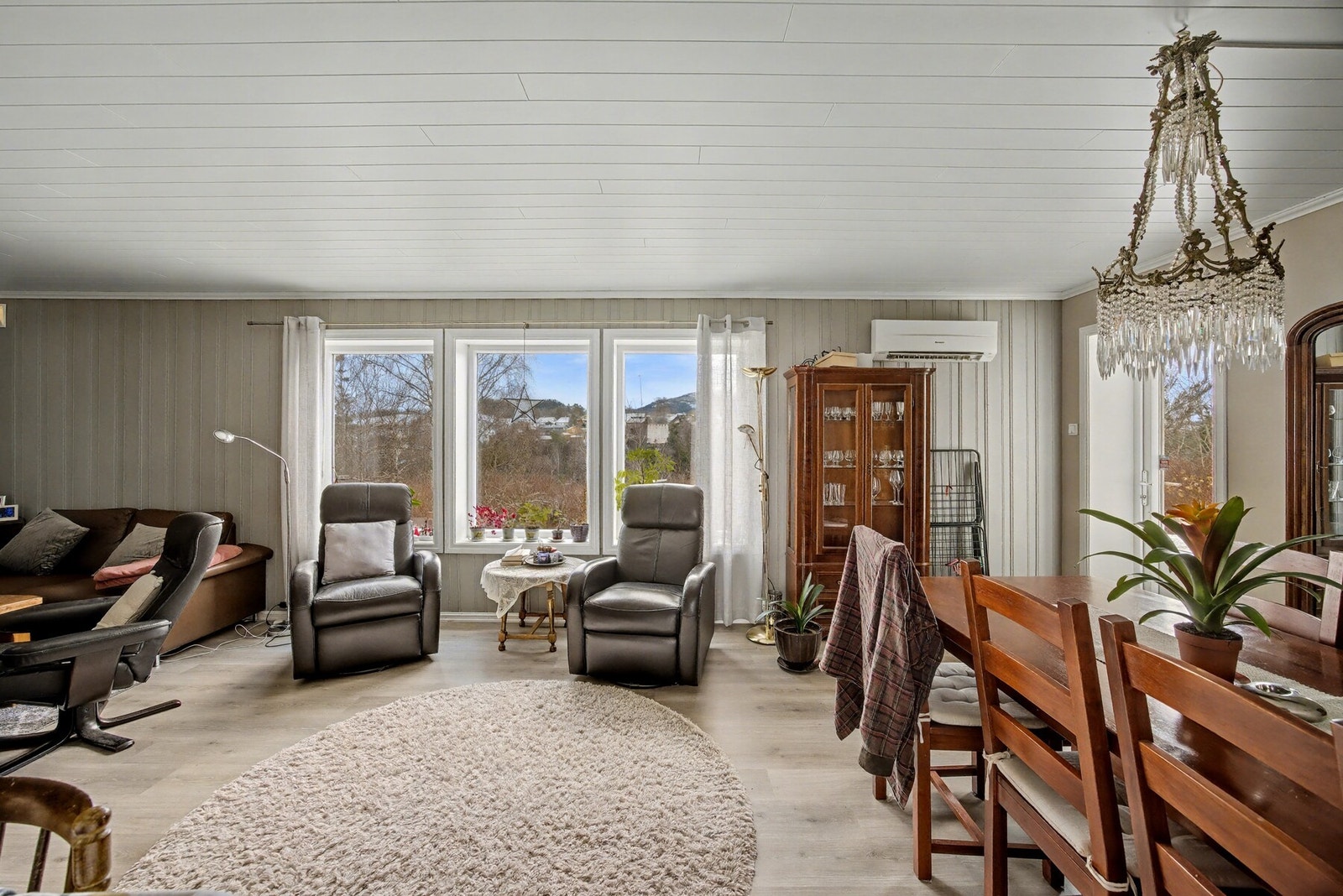 Det er oppvarming fra vedfyring og varmepumpe Galleribilde