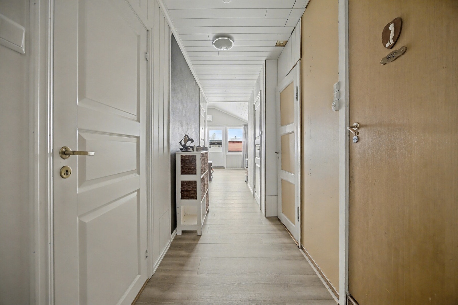 Gang - 11 kvm. Dør inn til tre soverom, bad og bod Galleribilde