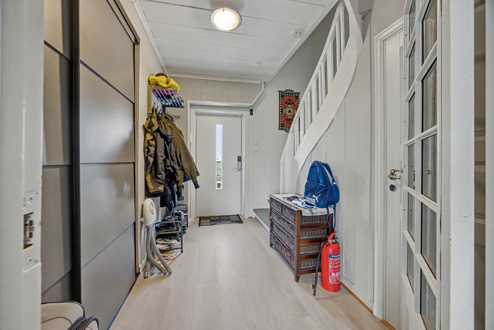 Gang - 9 kvm. Trapp opp til loftsetasje Galleribilde