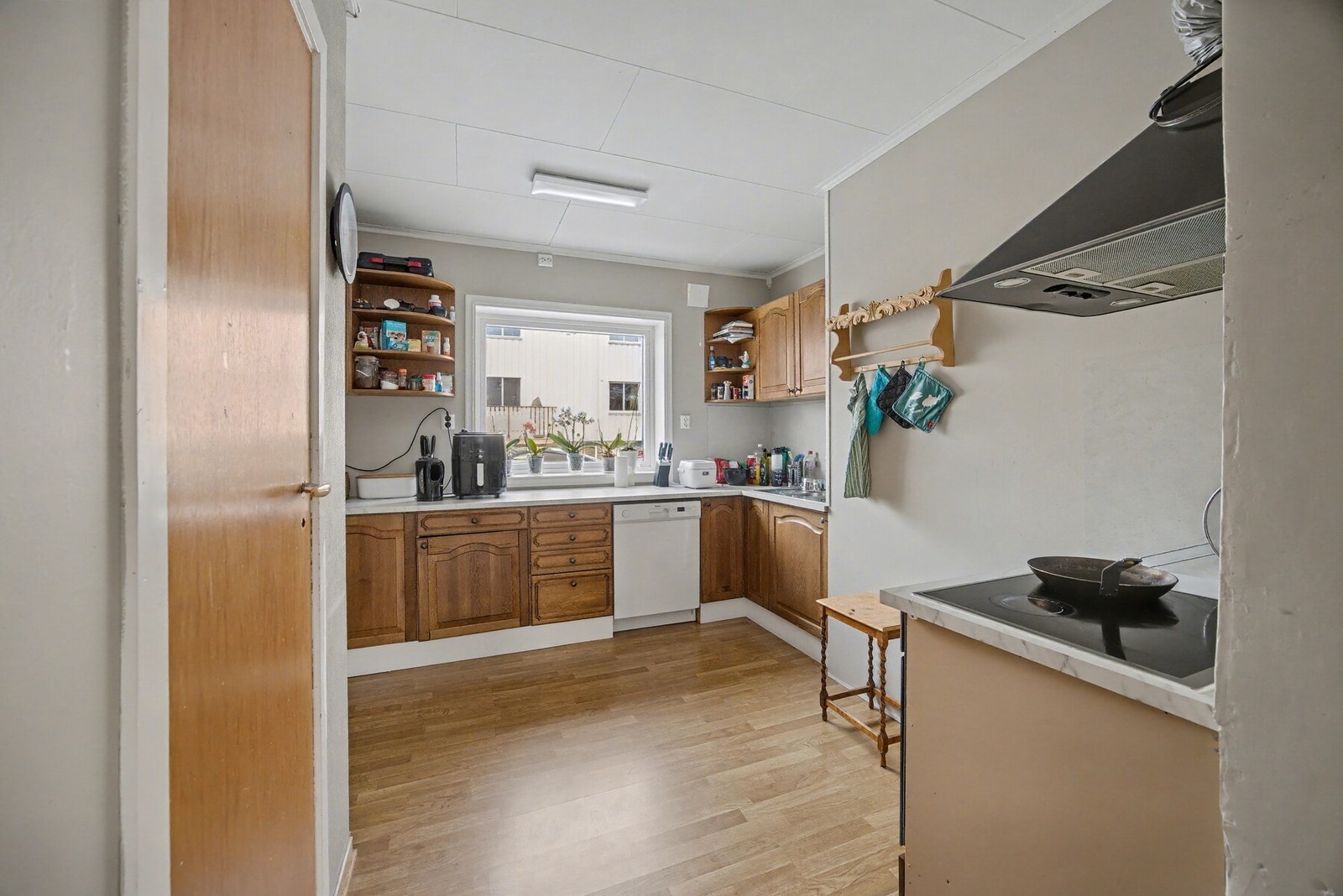 Kjøkken - 12 kvm. Innredning med avsatt plass for hvitevarer Galleribilde