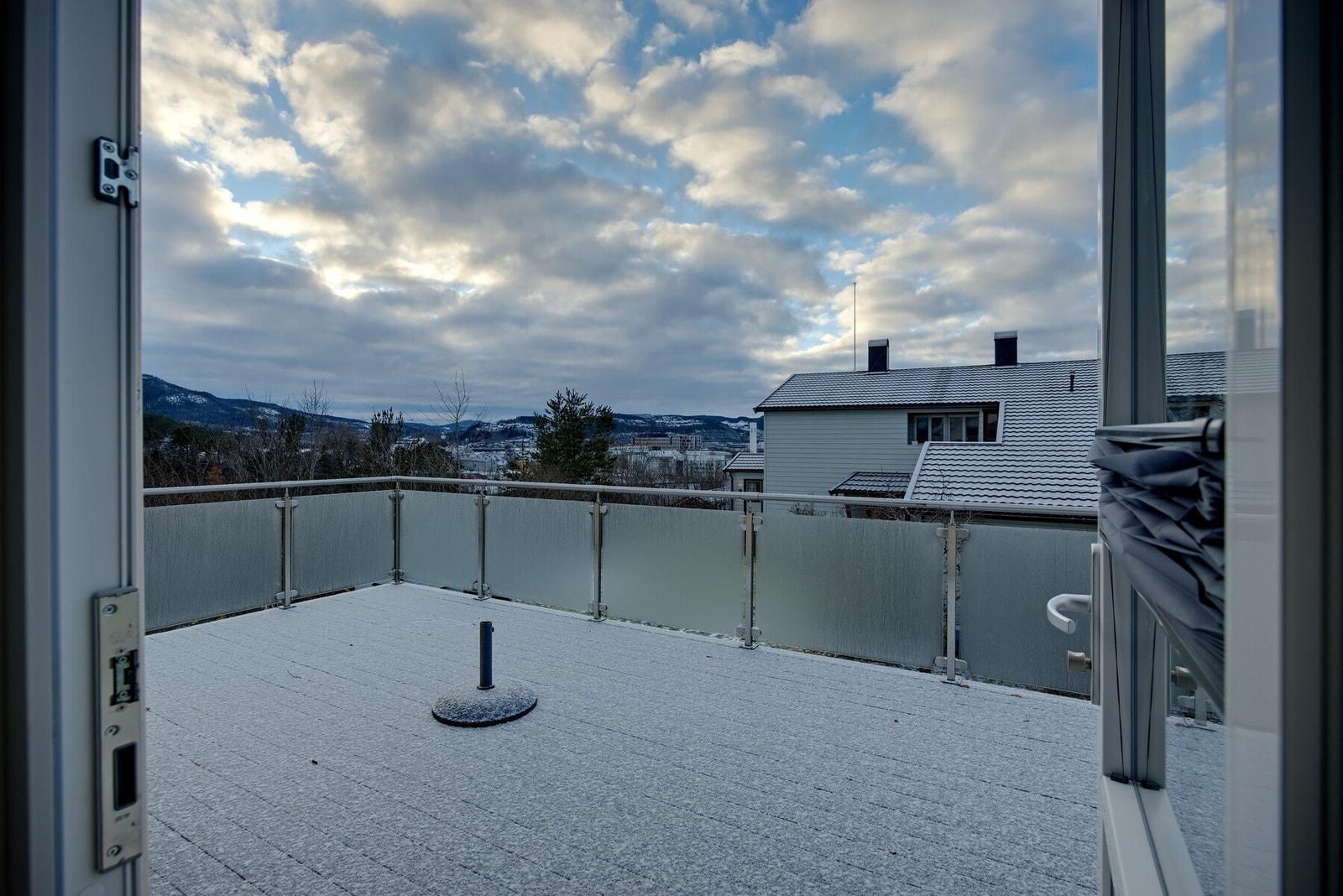 Fra loftstuen er det utgang til takterrasse - ca 28 kvm. Galleribilde