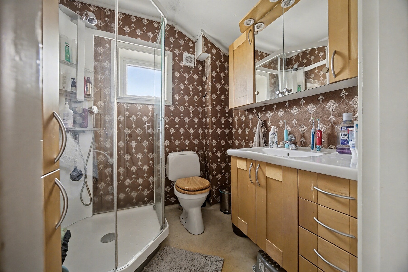 Bad - 3,5 kvm. Utstyrt med toalett, servantskap og dusjkabinett Galleribilde